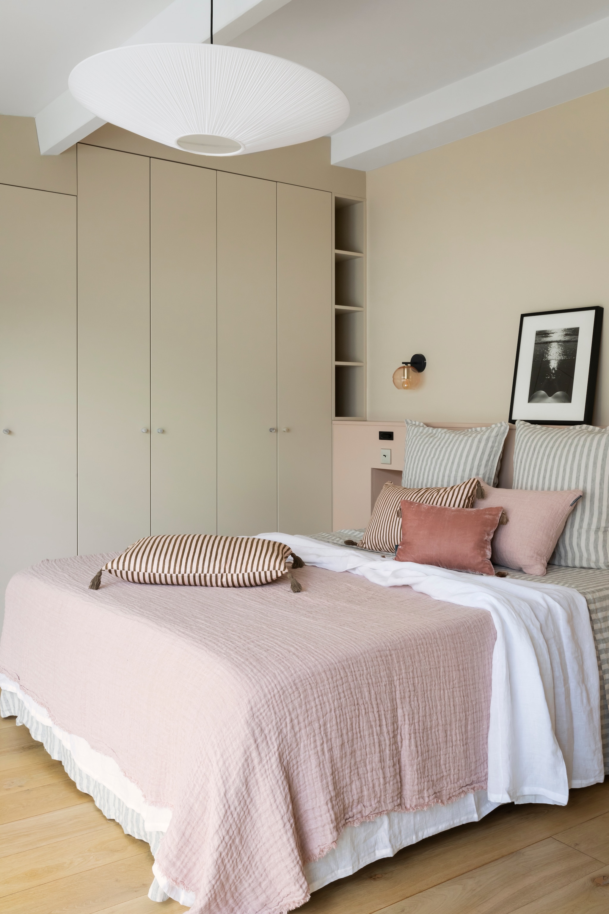 Lamp Brera van The Socialite Family. Kleur muur en kast Joa’s White, kleur hoofdbord Setting Plaster, beide van Farrow & Ball. Vloer La Parqueterie Nouvelle. Schakelaar Confidence van Modelec. vtwonen 02-2026 | styling Camille Hermand | fotografie Pauline Le Goff | productie AC Scoffoni