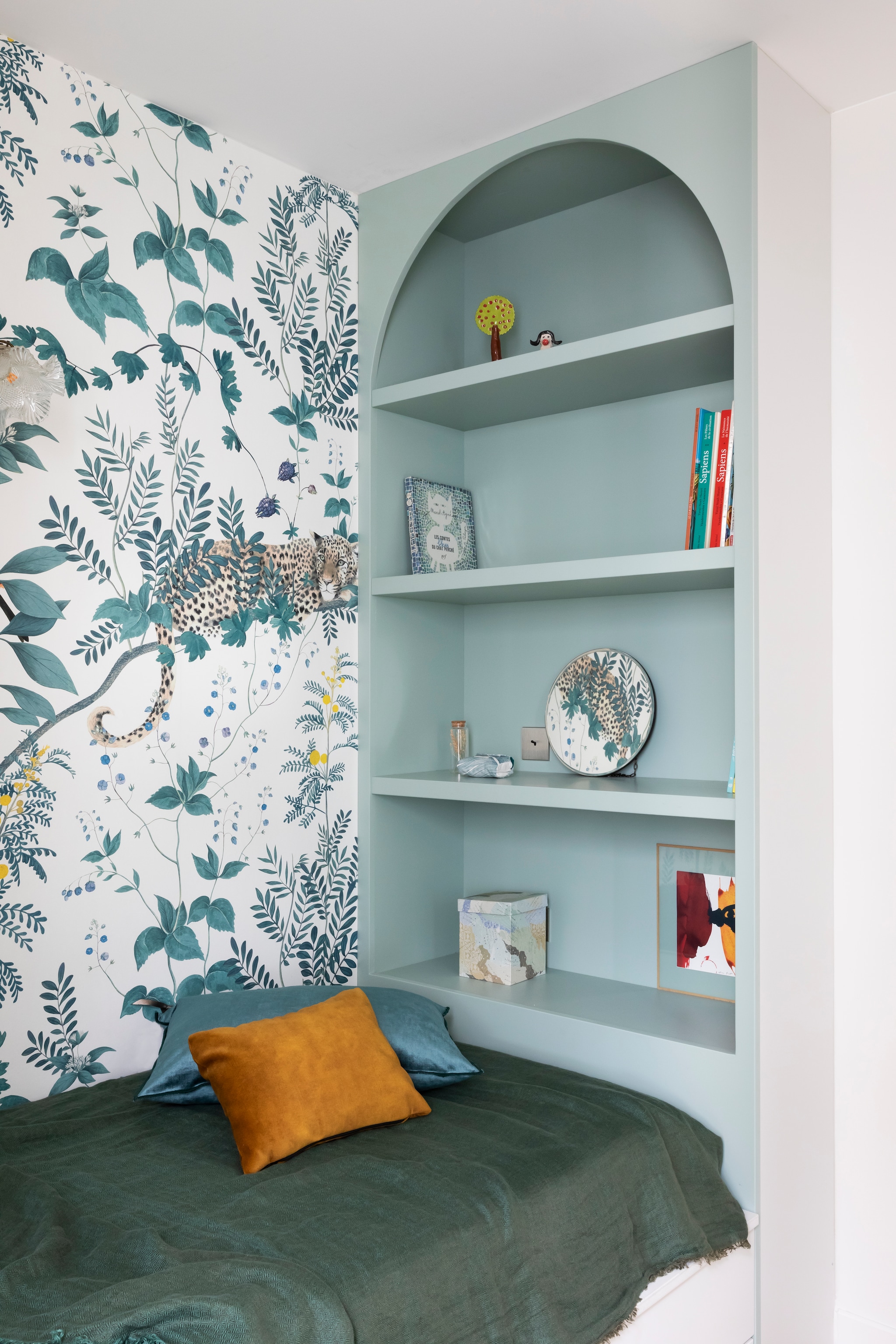 Behang Wild Story van Les Dominotiers. Verfkleur Green Blue van Farrow & Ball. vtwonen 02-2026 | styling Camille Hermand | fotografie Pauline Le Goff | productie AC Scoffoni