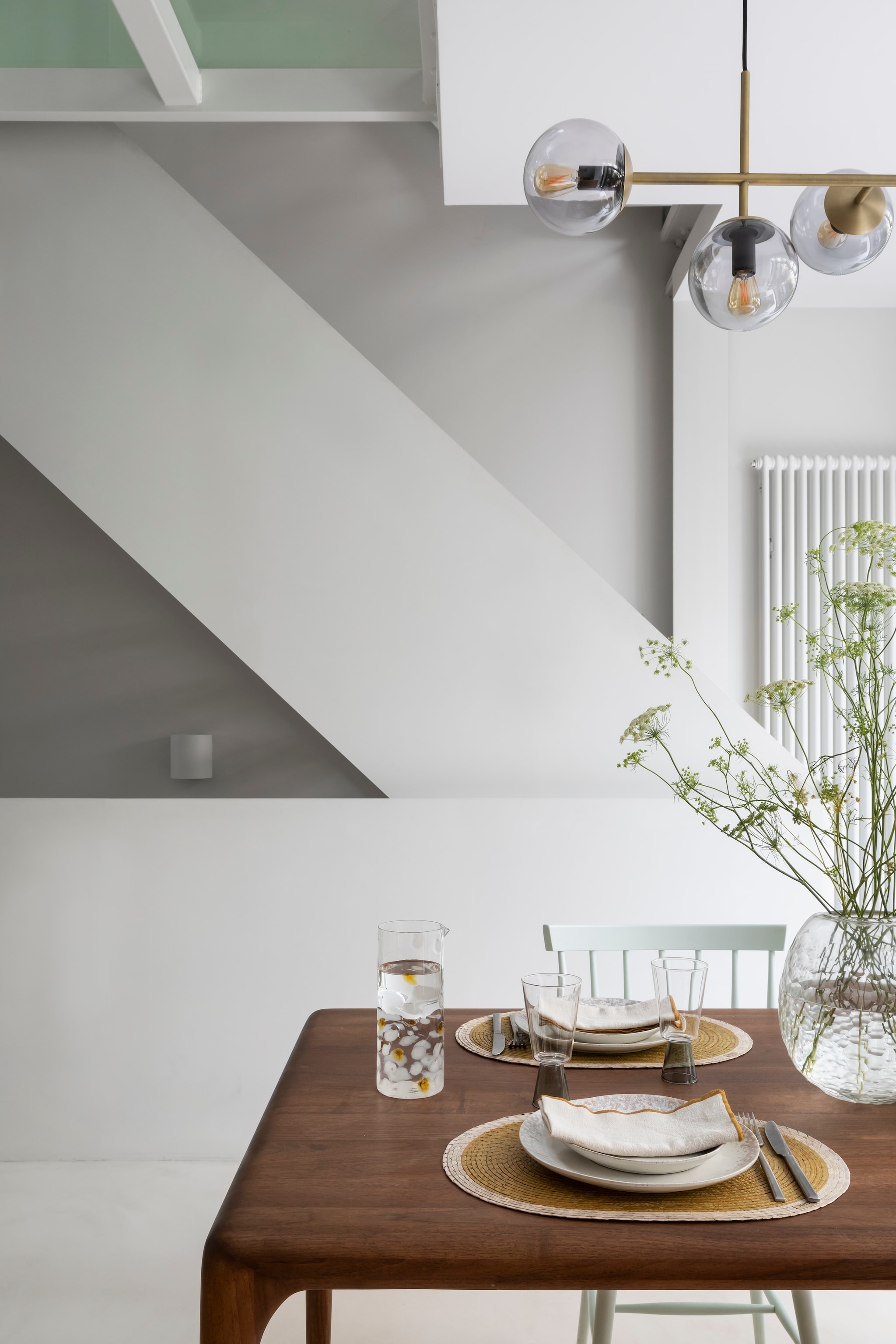 Tafel Artisan. Stoelen Landmade. Lamp Orb van Bolia. Muurkleur Strong White van Farrow & Ball.  vtwonen 02-2026 | styling Camille Hermand | fotografie Pauline Le Goff | productie AC Scoffoni