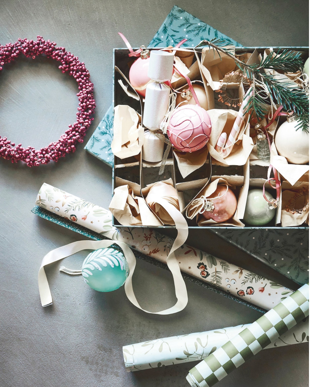 Collectivwarehouse cadeaupapier Comfort & Joy, papier, 300x50 (lxb), set van 5 rollen € 7,95, lint, satijn, lichtroze, 2500 cm (l) € 2,99 (collectivwarehouse.com). Edith Beurskens kerstballen, keramiek, roze, ivoor en mintgroen, 6 cm (Ø) € 47,50, 8 cm (Ø) € 52,50 (edithbeurskens.com). Dagmara kerstbal met details, glas, pastelroze, set van 4 € 23,90, kerstbal Candy Cane, glas, roze, set van 2 € 15,90, kerstbal, glas, mintgroen, set van 4 € 27,90 (shop.vtwonen.nl). Weldaad krans, messing en hout, oudroze, 24 cm (Ø) € 39,95, minikerstboompjes, glas, prijs op aanvraag (weldaad.com). Søstrene Grene geschenkdoos, blauw € 6,68 decoratieve kerstcrackers, papier, wit € 4,52 (sostrenegrene.com). -