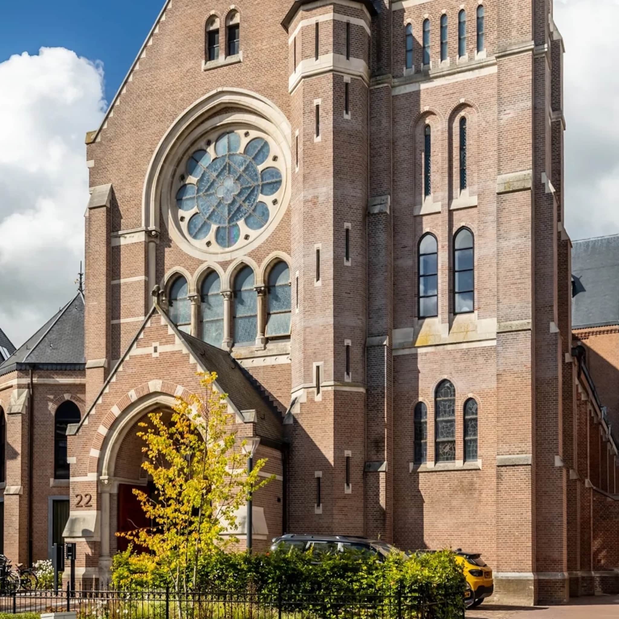 appartement voormalige kerk zwart wit interieur