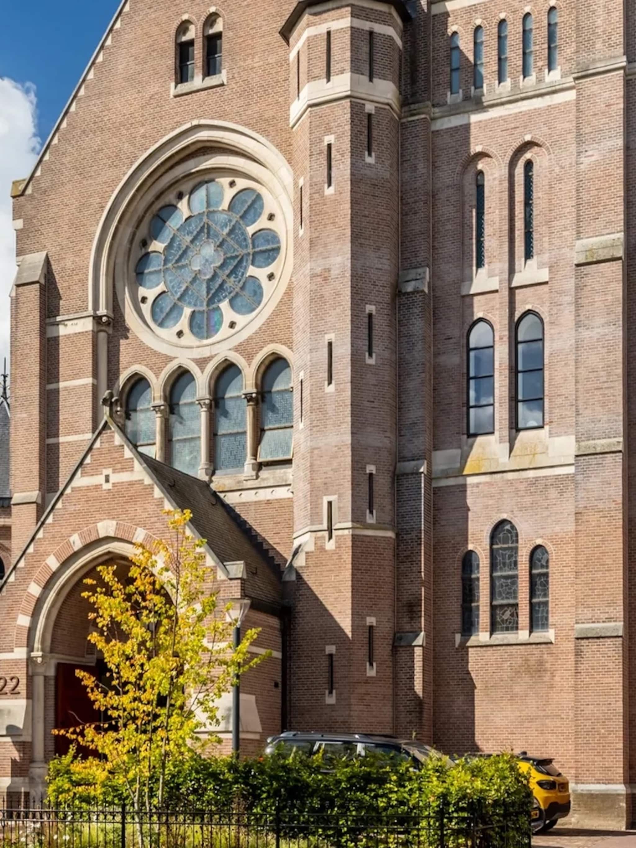 appartement voormalige kerk zwart wit interieur
