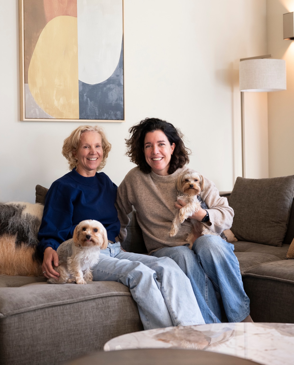 vtwonen Weer verliefd op je huis aflevering 10 seizoen 23 2025, bewoners Willy en Elke en hun hondjes Buddy en Peanut vtwonen Weer verliefd op je huis aflevering 10 seizoen 23 2025 | styling Fietje Bruijn | fotografie Margriet Hoekstra