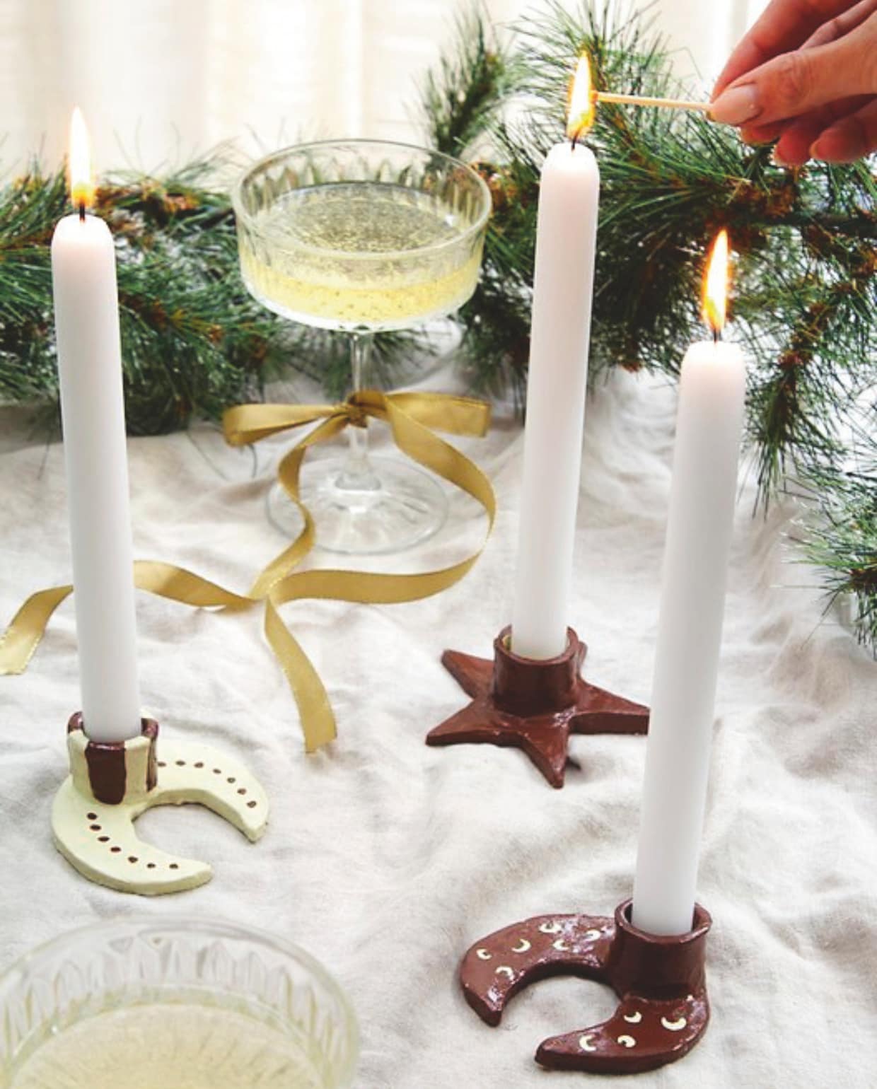 Tafelkleed H&m Home. Servies Kwantum. Kandelaar kringloop. vtwonen 11-2025 | fotografie en tekst valerie paas