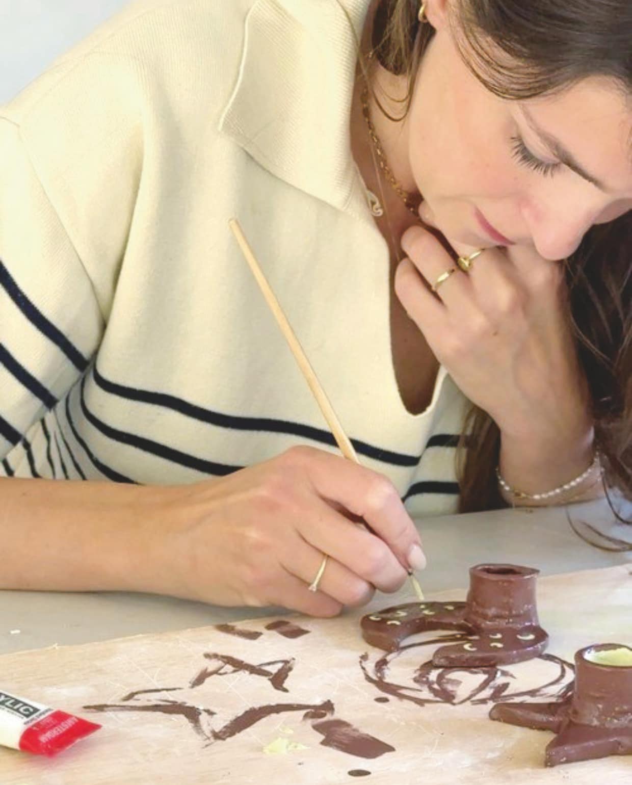 Tafelkleed H&m Home. Servies Kwantum. Kandelaar kringloop. vtwonen 11-2025 | fotografie en tekst valerie paas