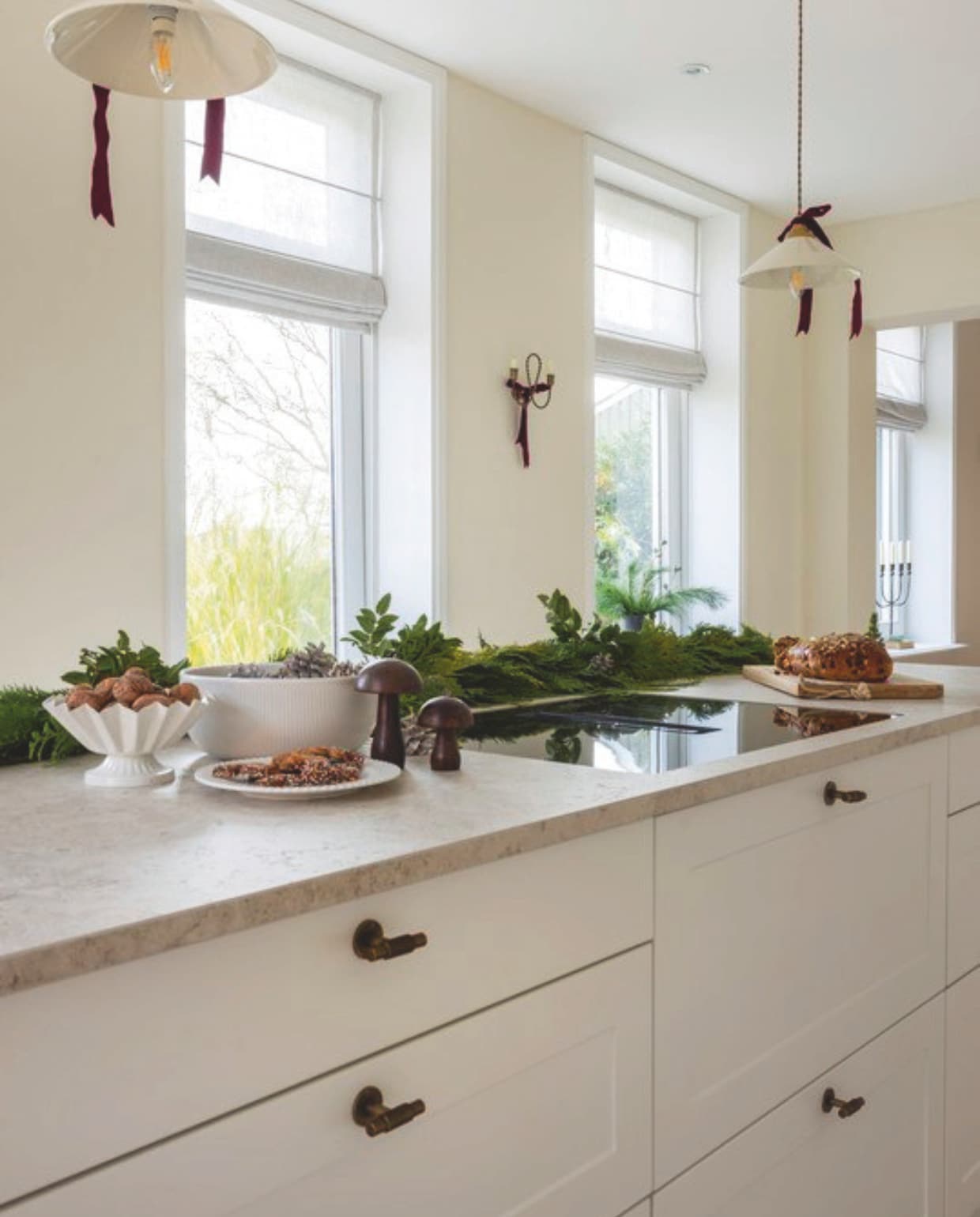 Keuken Systemat met messing beslag en handgrepen via H&i Küchen Design. Lampen boven het kookeiland Zara Home. Aanrechtblad Lithotech Living Ceramics, kleur Kendo Light Natural. vtwonen landelijk 11-2025 | Fotografie Anneke Gambon