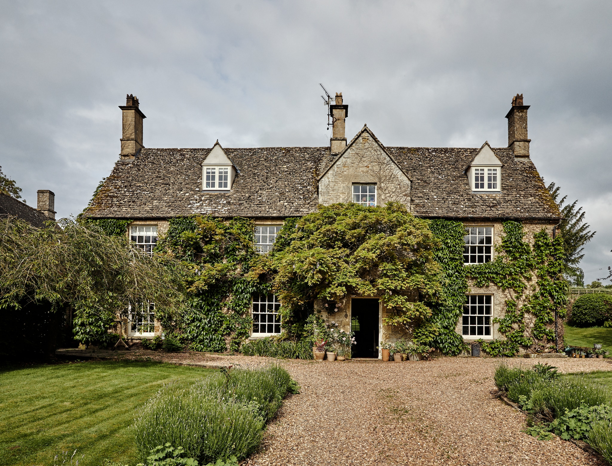 Onder andere kenmerkend voor huizen uit de Georgische tijd: de symmetrische bouwstijl, roedeverdeelde ramen, een fronton en portiek. vtwonen Landelijk 12-2025 | productie Living Inside | Fotografie Brent Darby
