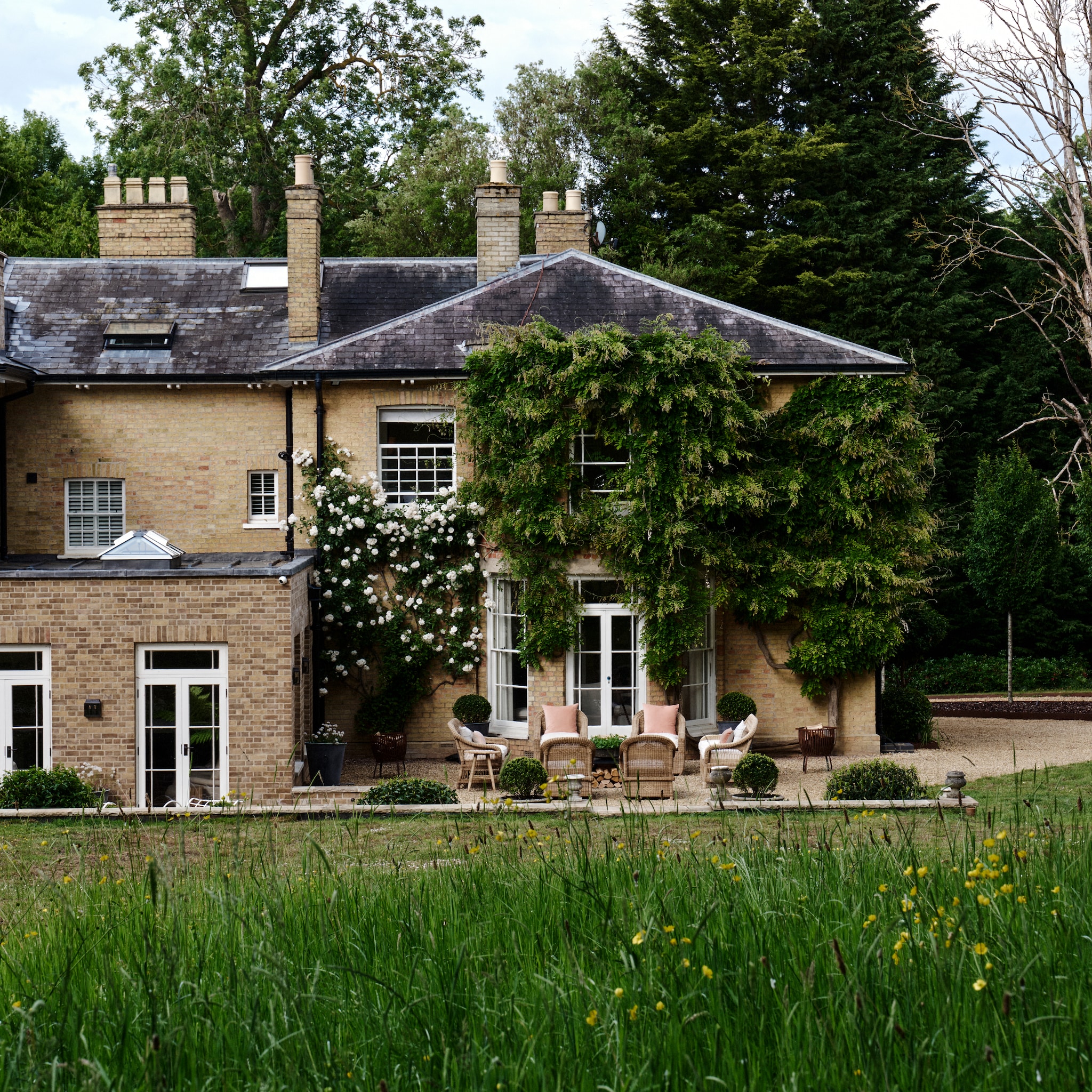 binnenkijken tijdloze charme in voormalige pastorie