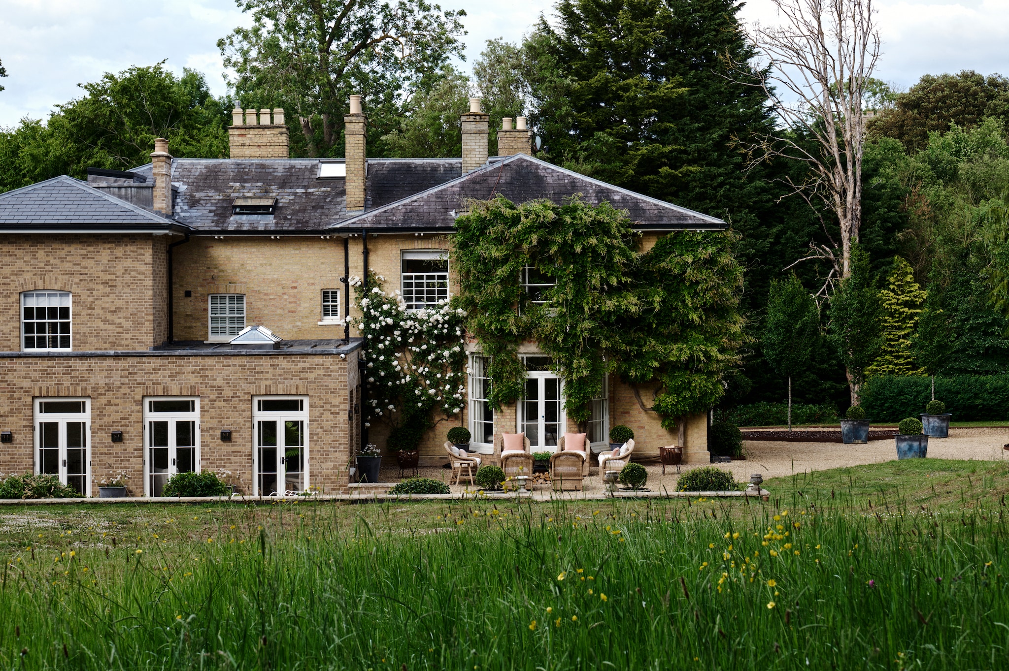 Meubels Hadeda. Handgeverfde kussens Kirsten Hecktermann. vtwonen 12-2025 | productie Living Inside | styling Ali Heath | fotografie Brent Darby