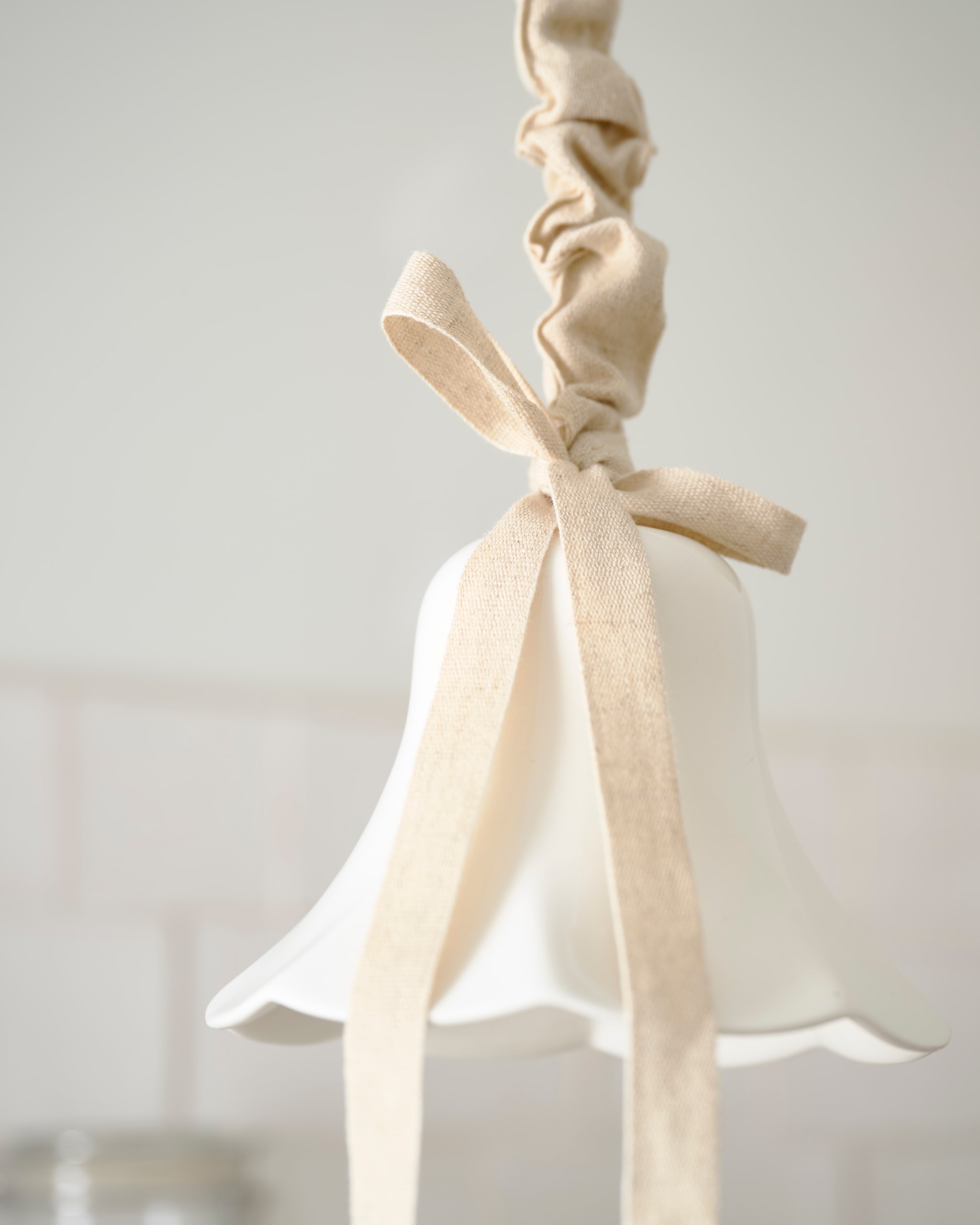 Hanglamp Zara Home. Overig privébezit. vtwonen Landelijk 01-2026 | styling Kim van Rossenberg | fotografie Sjoerd Eickmans