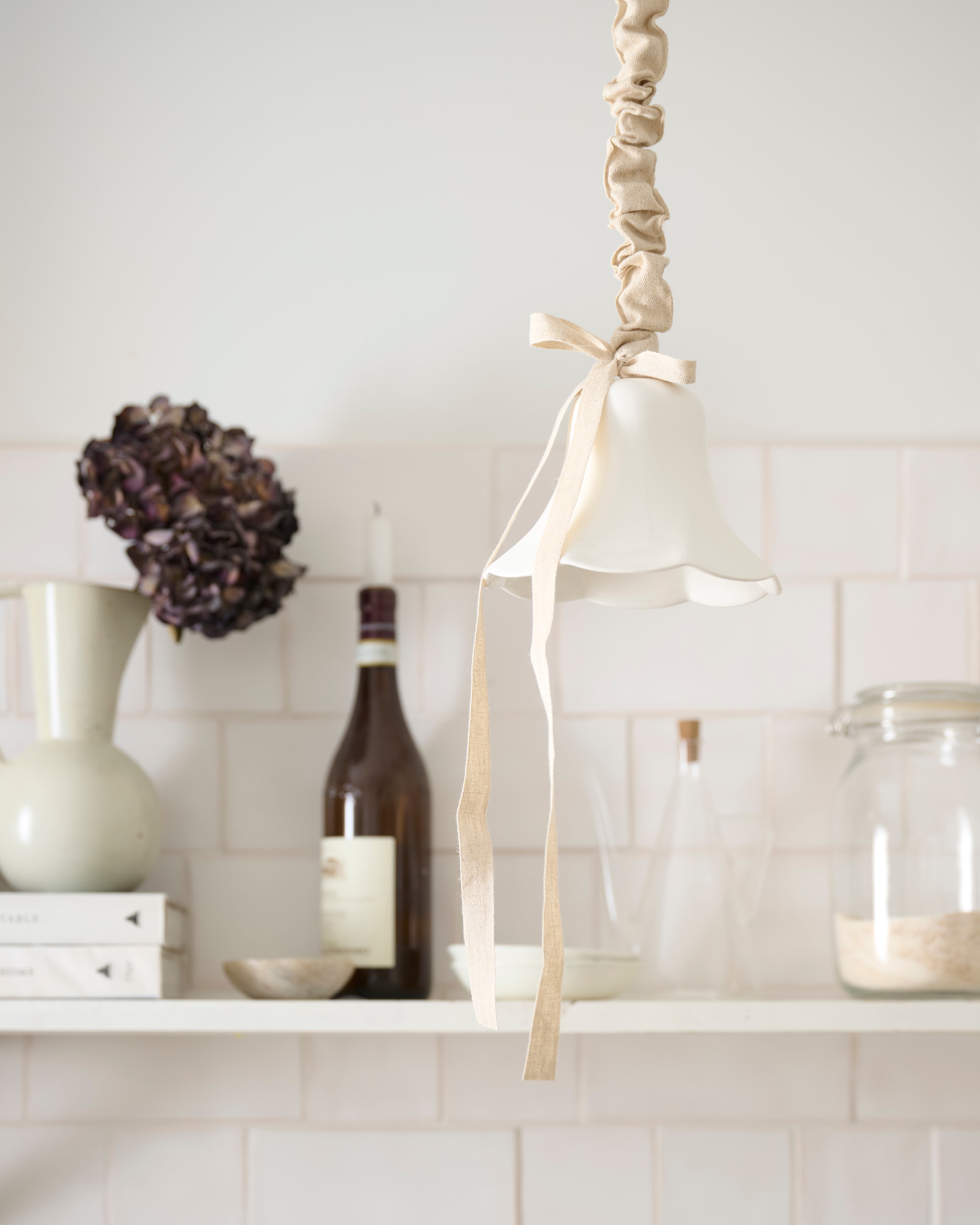 Hanglamp Zara Home. Overig privébezit. vtwonen Landelijk 01-2026 | styling Kim van Rossenberg | fotografie Sjoerd Eickmans