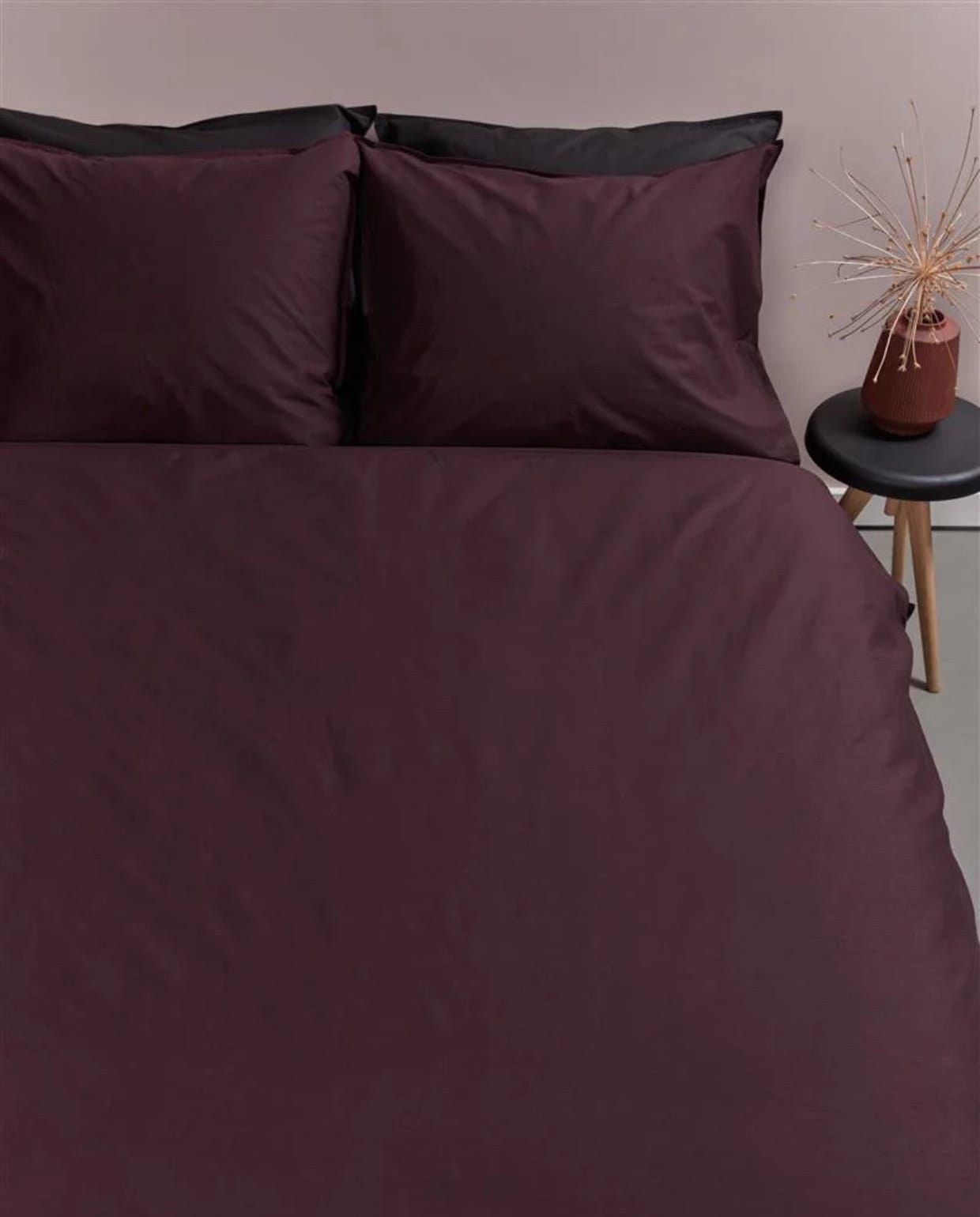 Ambiante dekbedovertrek Cotton Uni, katoen, aubergine, 260x200/220 cm (lxb) € 89,95 (shop.vtwonen.nl). Ambiante