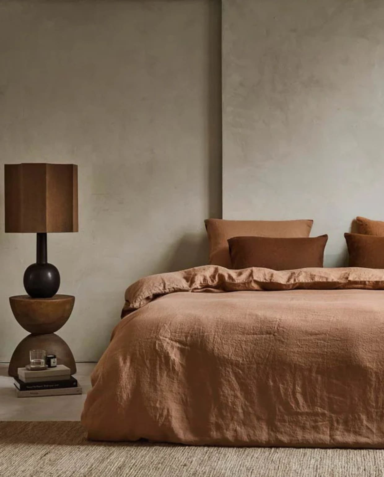Yumeko dekbedovertrek, linnen, terracotta 240x220 + 2/60x70 cm (lxb) €  359,- (shop.vtwonen.nl). Yumeko