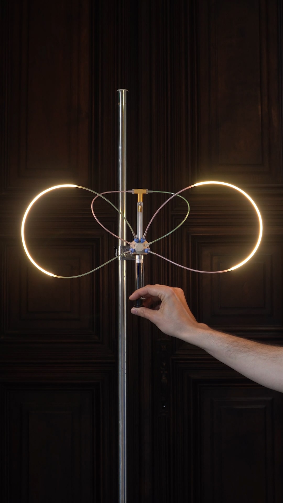 Woontrend alchemie - lamp Fluid Dynamics van Théophile Blandet vtwonen Design 01-2026 | fotografie Alex Todirică