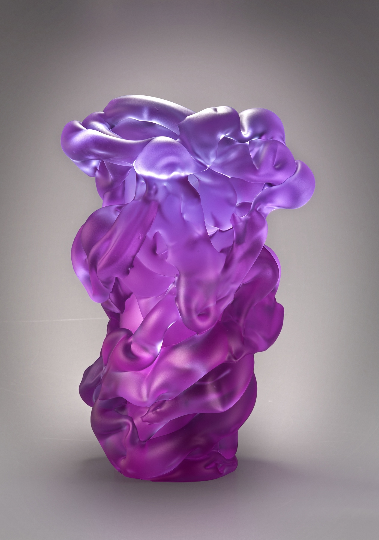 Woontrend alchemie - vaas Riot of Spring van Hana Hillerova vtwonen Design 01-2026 | fotografie Gabriel Urbanek