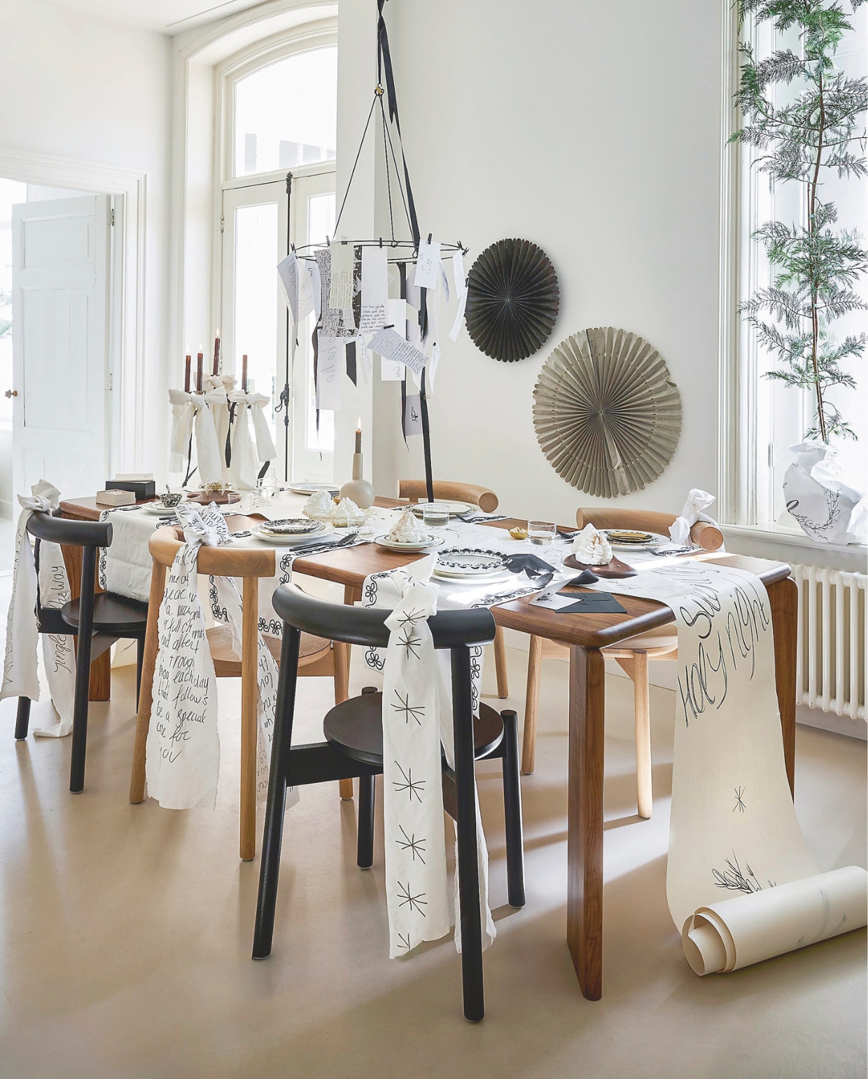 vtwonen bord, porselein, wit, 35,5 cm (Ø) € 44,95, bord, porselein, wit-goud, 25,5 cm (Ø) € 14,95 of als set van 2 € 25,-, theetip, porselein, goud, 7 cm (Ø) set van 4 € 14,95, bestekset, matzwart, 18-delig € 89,- (shop.vtwonen.nl). Xenos gebaksbord, gespikkeld zwart-wit, 18x2,2 cm (Øxh) € 3,99, lepel, gespikkeld zwart-wit, 12,7 cm (l) € 2,49 (xenos.nl). Arket tafelloper, geborduurd katoen, 140x40 cm (lxb) € 29,-, serveerschaal, metaal, beige € 13,- (arket.com). Doing Goods taartschep met gouden strik, gerecycled messing, per set € 75,- (doing-goods.com). H&m home bord, porselein, zwart randje, 20 cm (Ø) € 4,99 (hm.com). Overig privébezit. Mica Decorations kandelaar Christy, alumnium, zwart, 23x23x44 (lxbxh) € 67,95 (shop.vtwonen.nl). Kulu Club placemat Wavy, katoen, wit, 48x38 cm (lxb), set van 2 € 26,95 (shop.vtwonen.nl). Oyoy schaal Toppu, keramiek, zwart, 13x4,5 cm (Øxh) € 29,- (shop.vtwonen.nl). styling Sanne Ketelaar | fotografie Alexander van Berge, Stan Koolen