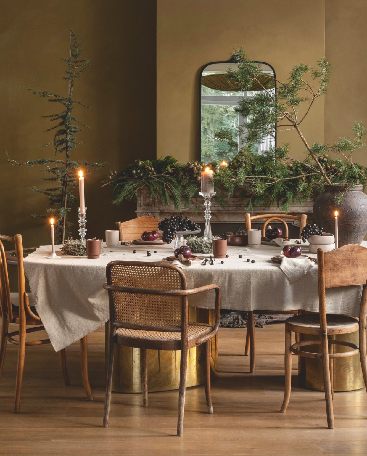 vtwonen mok zonder oor, keramiek, bruin, 300 ml, set van 4 € 29,95, bord, keramiek, bruin, 17 cm (Ø), set van 4 € 44,95, bord, keramiek, vlas, 27 cm (Ø) € 24,95, kom, keramiek, vlas, 16 cm (Ø), set van 2 € 24,95, mok zonder oor, keramiek, vlas, 300 ml, set van 4 € 29,95, kandelaar, glas, large, 10x34 cm (Øxh) € 24,95, bestekset, matzwart, 18-delig € 89,- (shop.vtwonen.nl). Overig privébezit. Originalhome glazen van bierflesjes, gerecycled glas, bruin, 7,3x5 cm (Øxh), set van 3 € 26,95 (shop.vtwonen.nl). Mimo Homeware ontbijtbord Broken Shells, keramiek, beige, 22,5 cm (Ø), set van 4 € 80,- (shop.vtwonen.nl). Kulu Club servetten Classic, linnen, groen, 40x40 cm (lxb), set van 2 € 22,95 (shop.vtwonen.nl). vtwonen kerstspecial | styling Sanne Ketelaar | fotografie Alexander van Berge, Stan Koolen