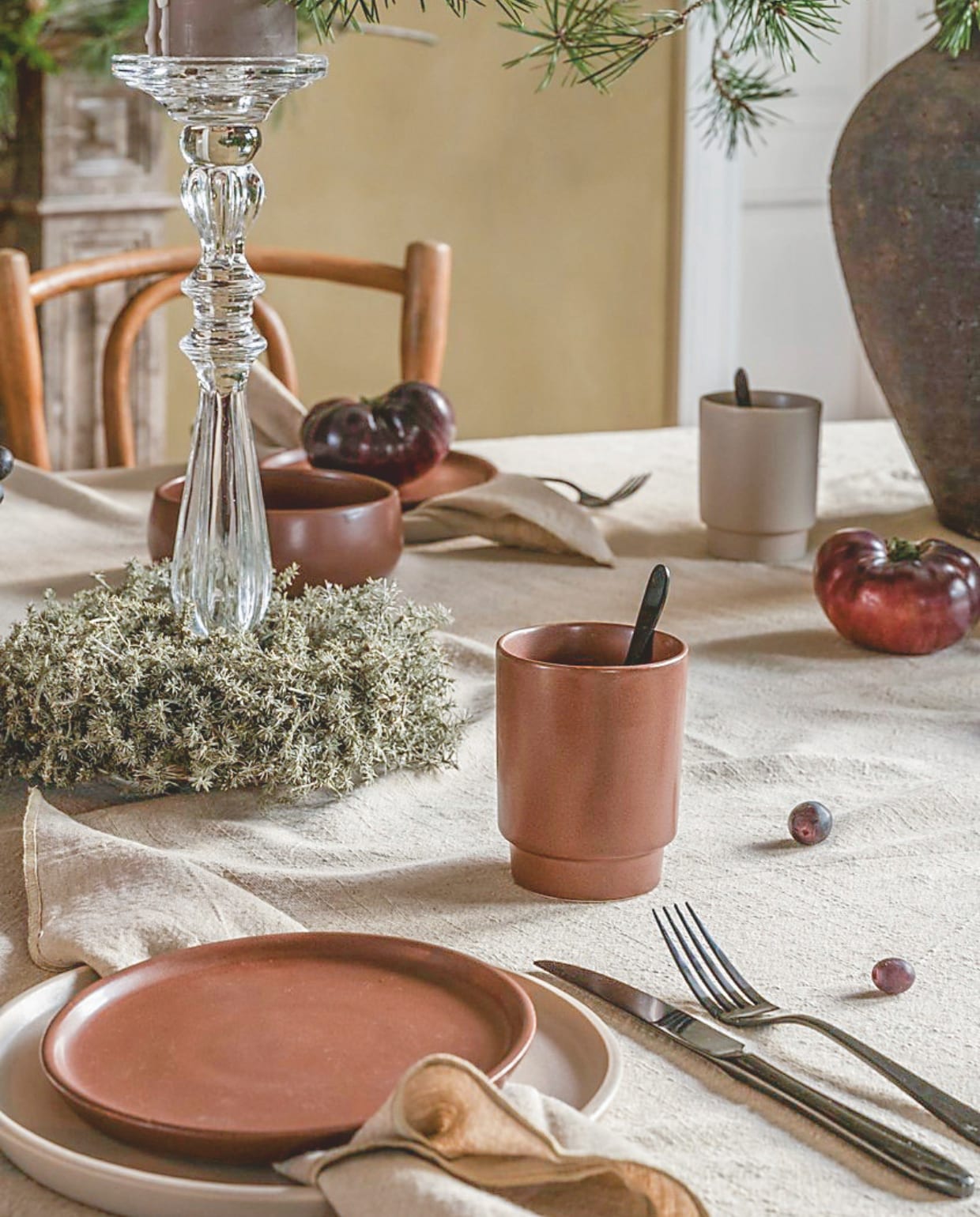 vtwonen mok zonder oor, keramiek, bruin, 300 ml, set van 4 € 29,95, bord, keramiek, bruin, 17 cm (Ø), set van 4 € 44,95, bord, keramiek, vlas, 27 cm (Ø) € 24,95, kom, keramiek, vlas, 16 cm (Ø), set van 2 € 24,95, mok zonder oor, keramiek, vlas, 300 ml, set van 4 € 29,95, kandelaar, glas, large, 10x34 cm (Øxh) € 24,95, bestekset, matzwart, 18-delig € 89,- (shop.vtwonen.nl). Overig privébezit. Originalhome glazen van bierflesjes, gerecycled glas, bruin, 7,3x5 cm (Øxh), set van 3 € 26,95 (shop.vtwonen.nl). Mimo Homeware ontbijtbord Broken Shells, keramiek, beige, 22,5 cm (Ø), set van 4 € 80,- (shop.vtwonen.nl). Kulu Club servetten Classic, linnen, groen, 40x40 cm (lxb), set van 2 € 22,95 (shop.vtwonen.nl). vtwonen kerstspecial | styling Sanne Ketelaar | fotografie Alexander van Berge, Stan Koolen