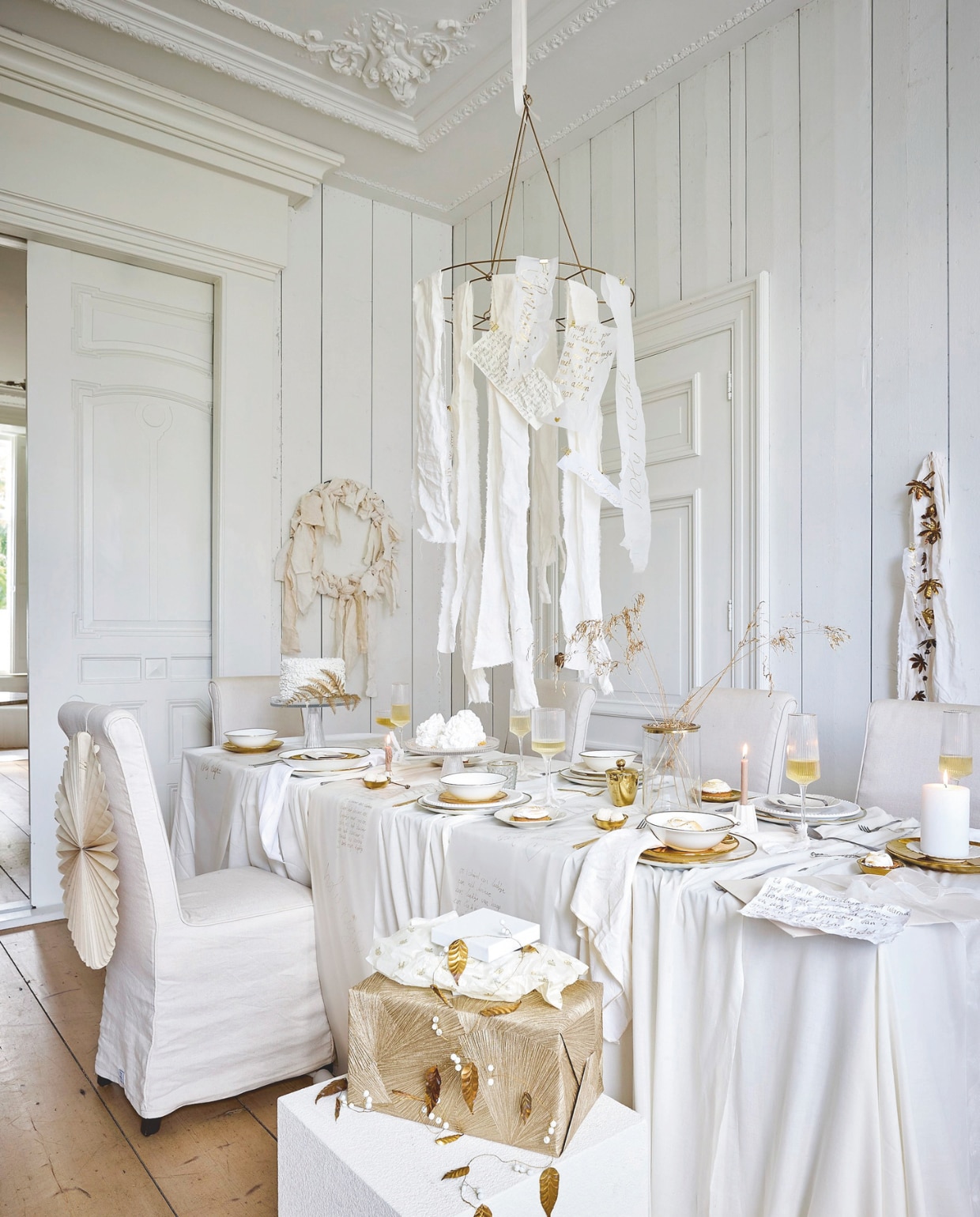 vtwonen kommen, porselein, wit-goud 18 cm (Ø), set van 4 € 39,-, borden, porselein, wit-goud, 25,5 cm (Ø), set van 2 € 25,-, borden, porselein, goud, 12 cm (Ø), set van 4 € 24,95, servetten, katoen/linnen, wit, 40x40 cm, set van 2 € 10,95, bestekset, matzwart, 18-delig € 89,- (shop.vtwonen.nl). Simon Meijssen citroenmerengue gebakje (simonmeijssen.nl). Overig privébezit. Salt & Pepper taartplateau Cameo, aardewerk, beige, 33,5x12 (Øxh) € 37,90 (shop.vtwonen.nl). Sp Collection bestekset Terno, staal, goud, 16-delig € 82,90 (shop.vtwonen.nl). vtwonen champagneglas, coupe, geribbeld glas met gouden rand, 300 ml, set van 4 € 35,-. (shop.vtwonen.nl). vtwonen kerstspecial 2025 | styling Sanne Ketelaar | fotografie Alexander van Berge, Stan Koolen