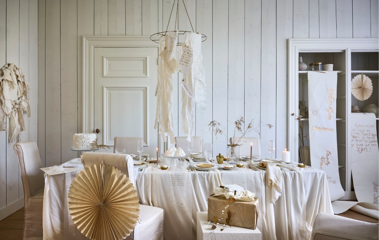 vtwonen kommen, porselein, wit-goud 18 cm (Ø), set van 4 € 39,-, borden, porselein, wit-goud, 25,5 cm (Ø), set van 2 € 25,-, borden, porselein, goud, 12 cm (Ø), set van 4 € 24,95, servetten, katoen/linnen, wit, 40x40 cm, set van 2 € 10,95, bestekset, matzwart, 18-delig € 89,- (shop.vtwonen.nl). Simon Meijssen citroenmerengue gebakje (simonmeijssen.nl). Overig privébezit. Salt & Pepper taartplateau Cameo, aardewerk, beige, 33,5x12 (Øxh) € 37,90 (shop.vtwonen.nl). Sp Collection bestekset Terno, staal, goud, 16-delig € 82,90 (shop.vtwonen.nl). vtwonen champagneglas, coupe, geribbeld glas met gouden rand, 300 ml, set van 4 € 35,-. (shop.vtwonen.nl). vtwonen kerstspecial 2025 | styling Sanne Ketelaar | fotografie Alexander van Berge, Stan Koolen