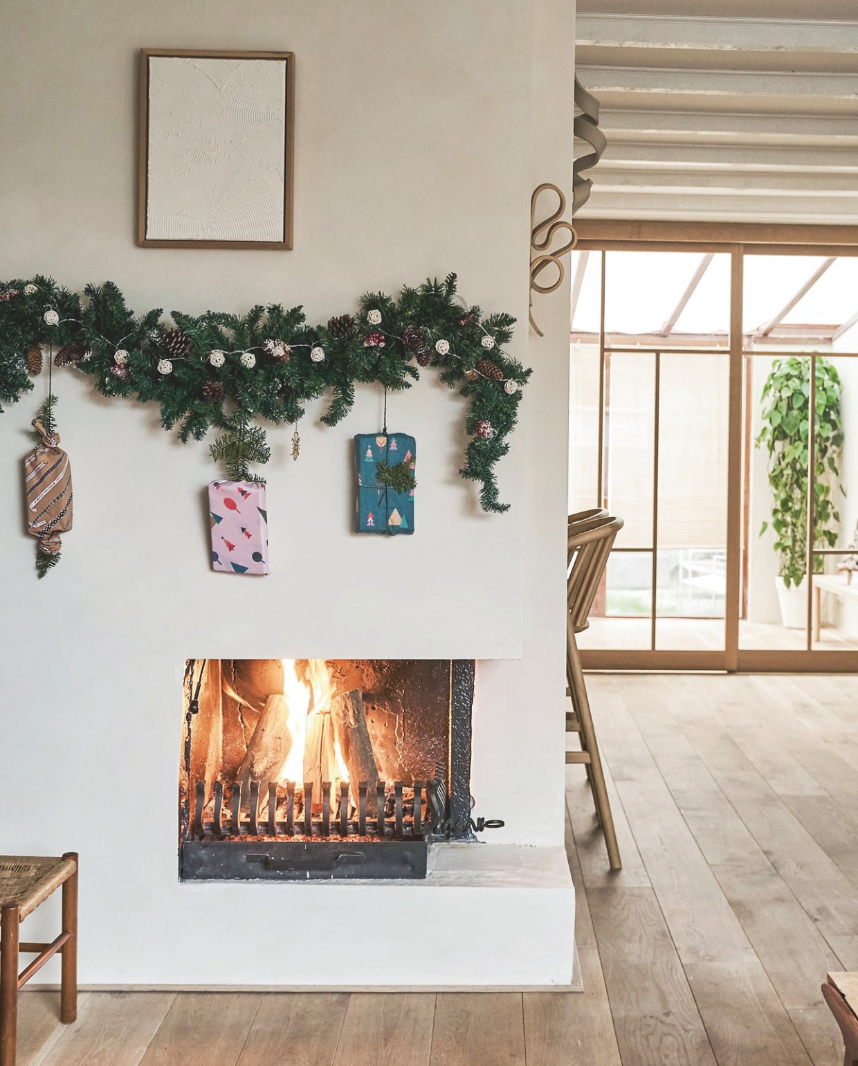 Muurkleur Lin Lisse van betonlook.nl. Cadeaus ingepakt met stof van La La Fete. Divider van glas en hout ontworpen door Laila, uitgevoerd door Indu Doors. vtwonen 11-2025 | styling Kamer465 | fotografie Muk van Lil  | tekstbewerking Britte Kramer