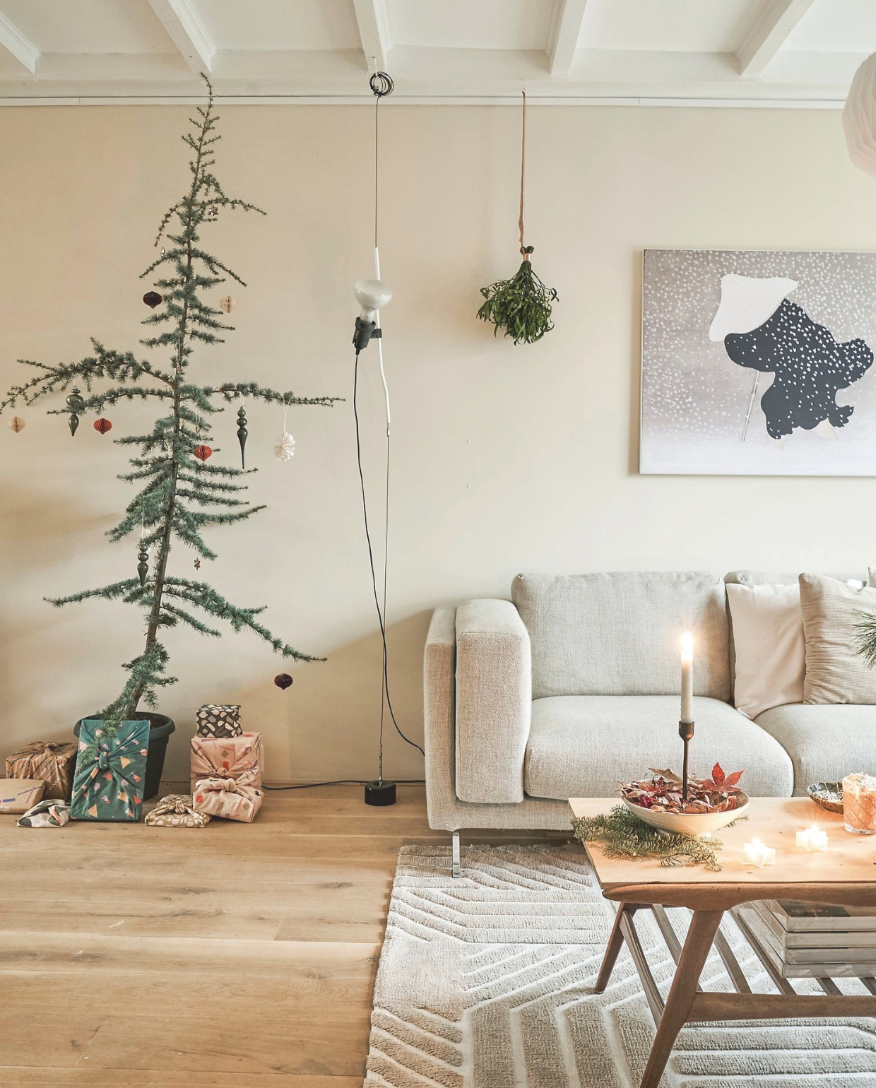 Bank Ikea. Kussens H&m Home en Sissy-Boy. Salontafel tweedehands. Vloerkleed Loods 5. Kunstwerk Dwarrelende Sneeuw van Kamisaka Sekka. Lamp Flos. Cadeaus ingepakt met stof van La La Fete. Muurkleur Morgenfrisk van betonlook.nl x Japandi by Laila. vtwonen 11-2025 | styling Kamer465 | fotografie Muk van Lil  | tekstbewerking Britte Kramer