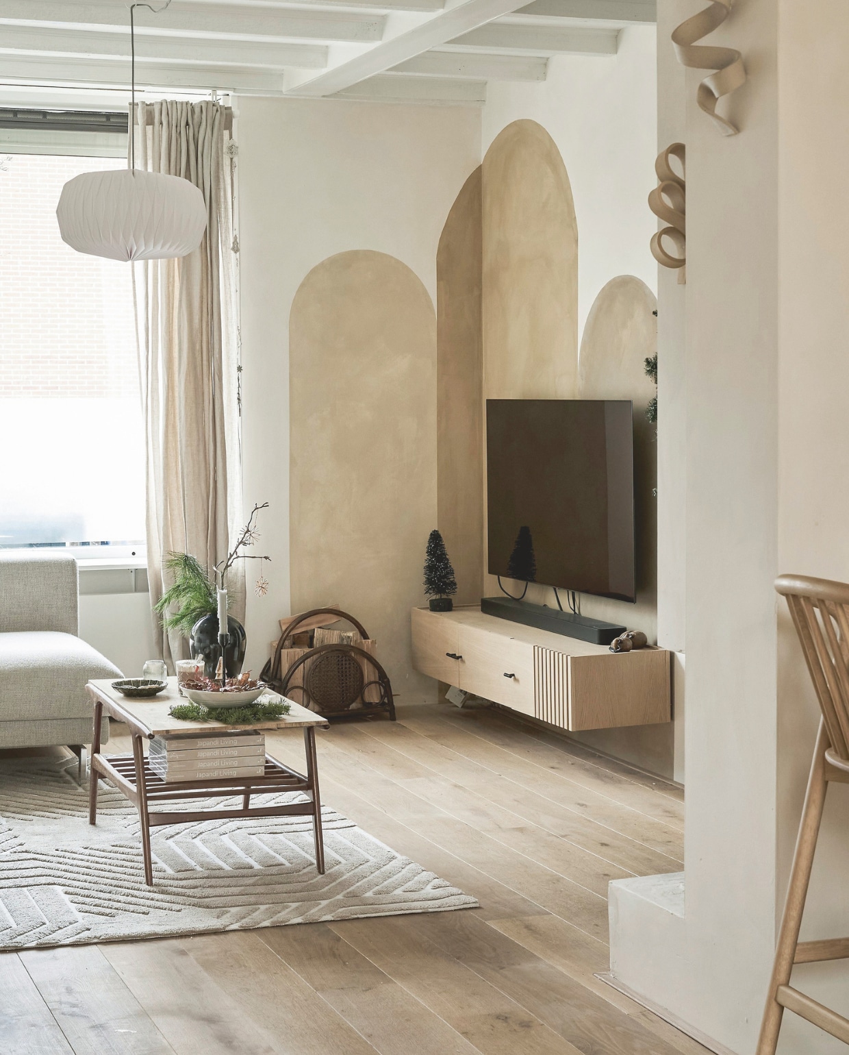 Dressoir Array van Woud. Wandornamenten Clay Kopenhagen. Bank Ikea. Tafel tweedehands. Vloerkleed Loods 5. Lampenkap Jysk. Vaas tweedehands. Muurkleur Morgenfrisk van betonlook.nl x Japandi by Laila. vtwonen 11-2025 | styling Kamer465 | fotografie Muk van Lil  | tekstbewerking Britte Kramer