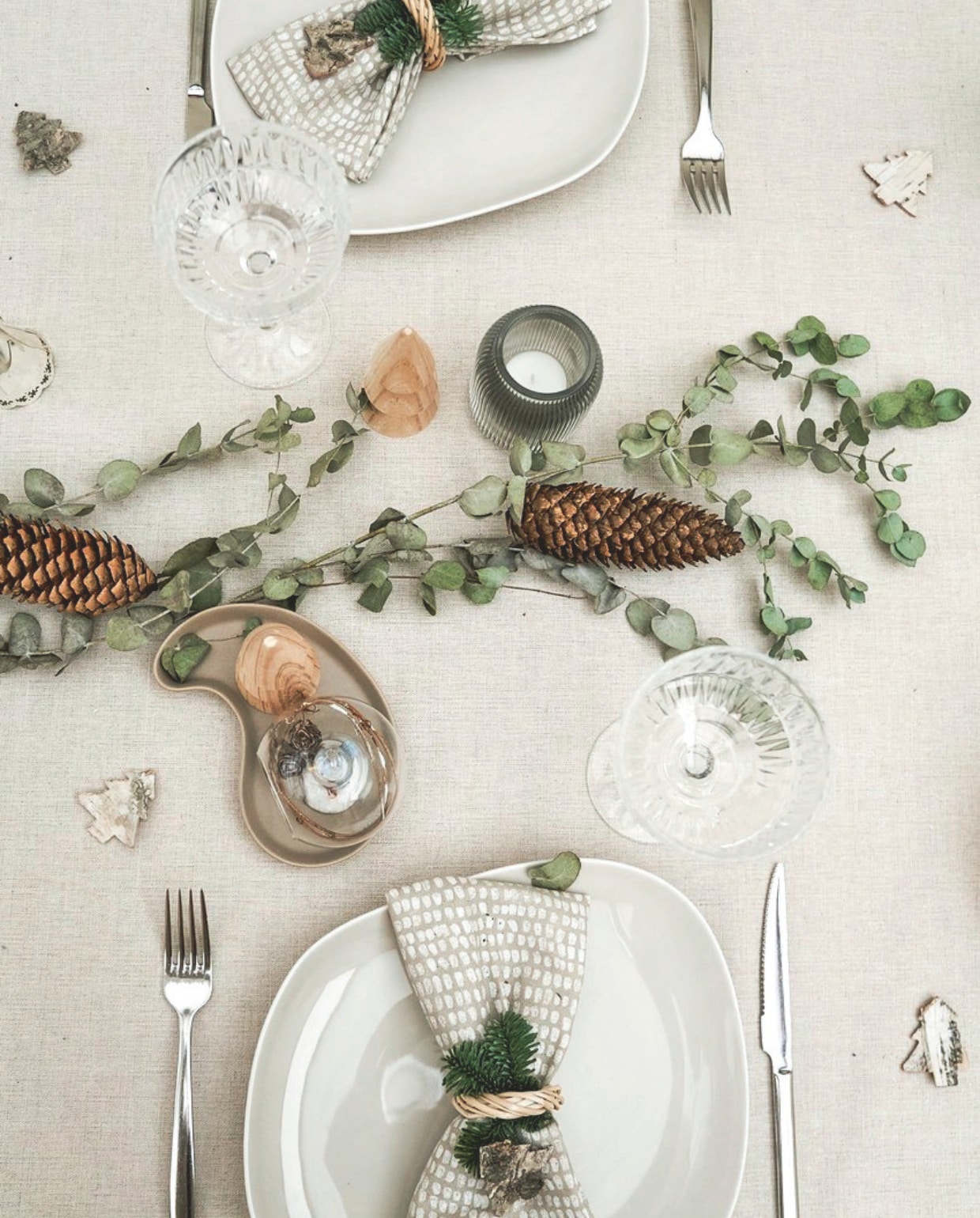 Servies Villeroy & Boch. Glazen Ikea. Servetten H&m Home. Cadeaus ingepakt met stof van La La Fete. 2 Spiegel Ferm Living. Lantaarns Søstrene Grene. Servies Villeroy & Boch. Glazen Ikea. Servetten H&m Home. Muurkleur Humble van Coat. vtwonen 11-2025 | styling Kamer465 | fotografie Muk van Lil  | tekstbewerking Britte Kramer