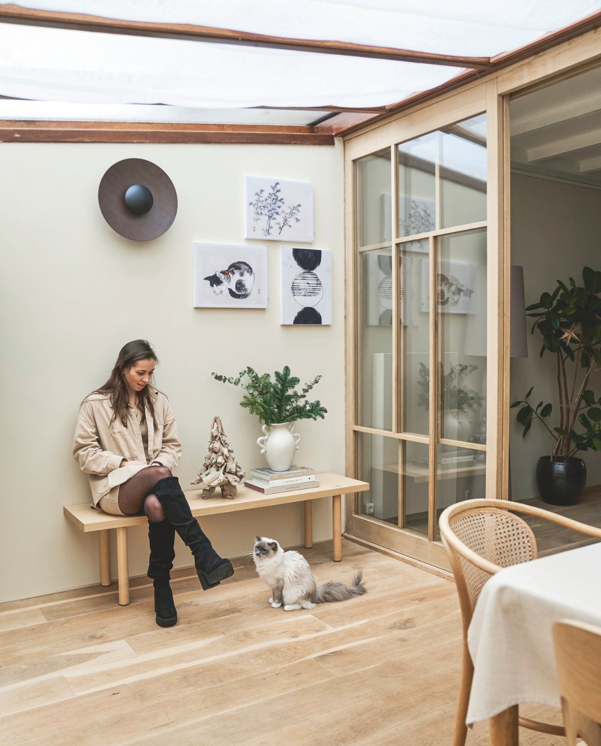 Bank tweedehands. Lamp Ginger van Marset. Kan Ferm Living. Stoel tweedehands. Divider van glas en hout ontworpen door Laila, uitgevoerd door Indu Doors. Muurkleur Humble van Coat. vtwonen 11-2025 | styling Kamer465 | fotografie Muk van Lil  | tekstbewerking Britte Kramer