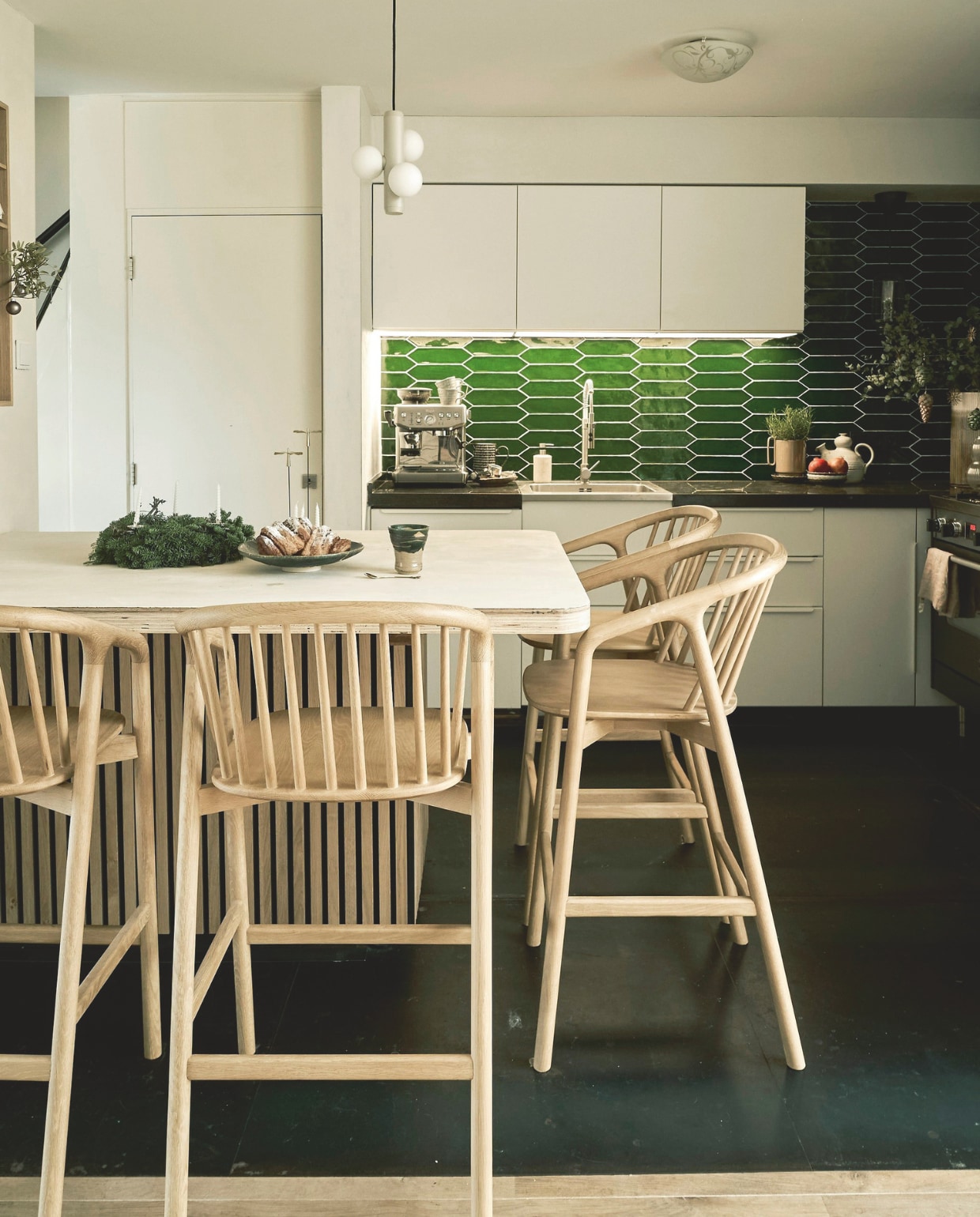 Bar ontworpen door Laila. Krukken Made. Lamp Fést. Bank Ikea. Kunstwerk Dwarrelende Sneeuw van Kamisaka Sekka. Staande lamp Floss. vtwonen 11-2025 | styling Kamer465 | fotografie Muk van Lil  | tekstbewerking Britte Kramer