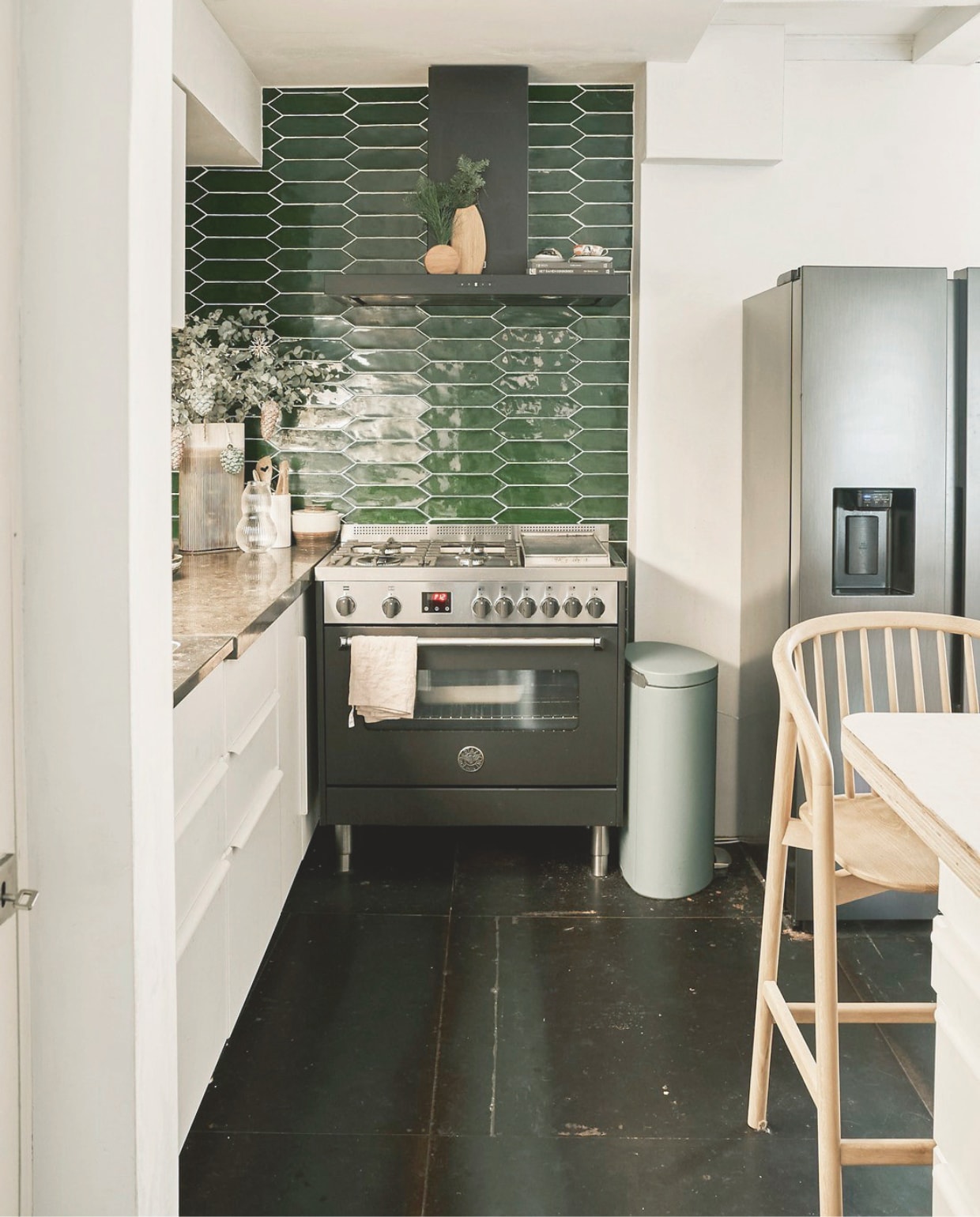 Keuken Ikea. Fornuis Bertazzoni. Kruk Made. vtwonen 11-2025 | styling Kamer465 | fotografie Muk van Lil