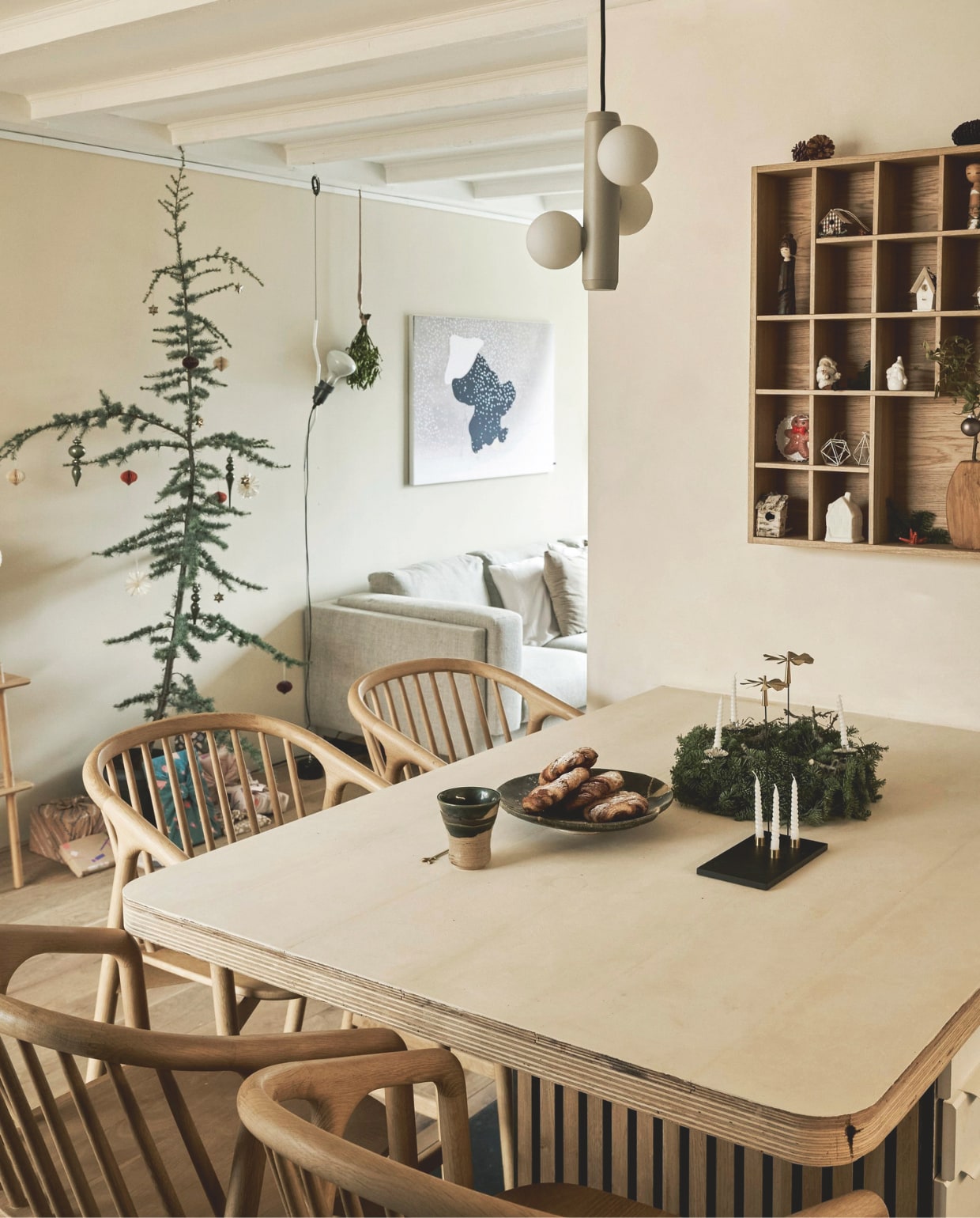 Bar ontworpen door Laila. Krukken Made. Lamp Fést. Bank Ikea. Kunstwerk Dwarrelende Sneeuw van Kamisaka Sekka. Staande lamp Floss. vtwonen 11-2025 | styling Kamer465 | fotografie Muk van Lil  | tekstbewerking Britte Kramer