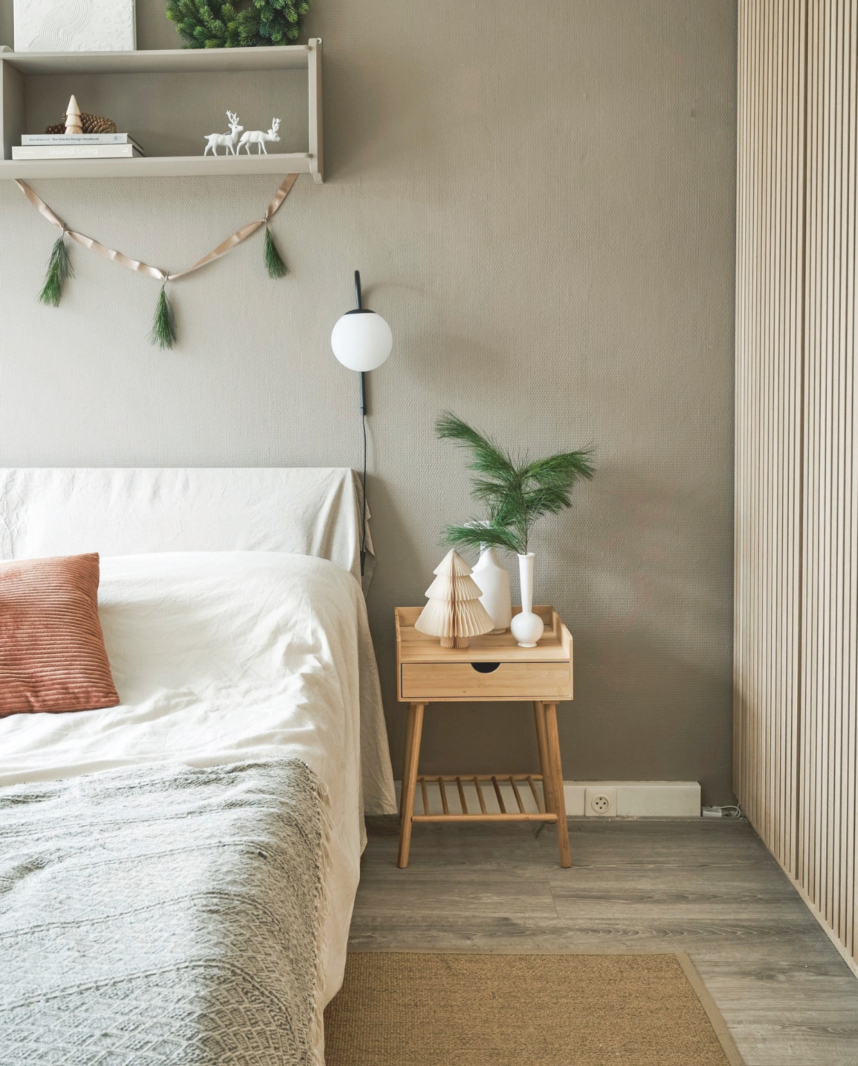 Beddengoed zelfgemaakt met stof van de markt. Wandkast, vazen en kleed tweedehands. Muurkleur Forelsket van betonlook.nl x Japandi by Laila. vtwonen 11-2025 | styling Kamer465 | fotografie Muk van Lil  | tekstbewerking Britte Kramer