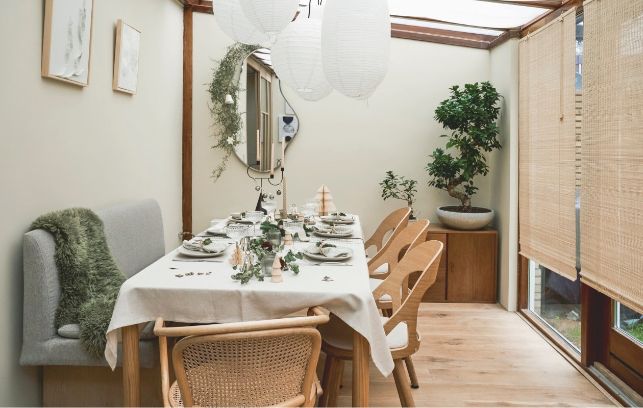 Bank Sofa Company. Drie stoelen Colibri van Hans K. Andere stoel tweedehands. Eettafel Zuiver. Spiegel Ferm Living. Kast tweedehands. Lantaarns Søstrene Grene. Kunstwerken Atelier Bejee. Servies Villeroy & Boch. Glazen Ikea. Servetten H&m Home. Zwarte kandelaar Ferm Living. Muurkleur Humble van Coat. vtwonen 11-2025 | styling Kamer465 | fotografie Muk van Lil  | tekstbewerking Britte Kramer