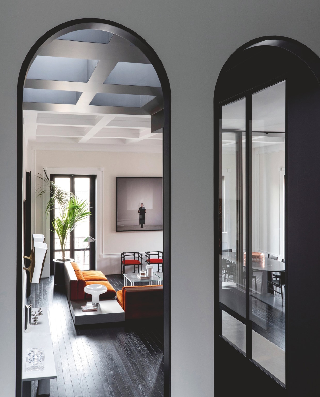 Kunstwerk Marina Abramović. Vintage stoelen Massimo Caiafa Design. Bank van Roberto Monsani voor Acerbis. Glazen lamp Lesbo van Angelo Mangiarotti voor Artemide. Vloerlamp van Hans-Agne Jakobsson. Glazen salontafels van Ronan en Erwan Bouroullec voor Glas Italia. Stijlvol Wonen 10-2025 | fotografie Nathalie Krag | tekstbewerking Tanne Donjacour Gielen