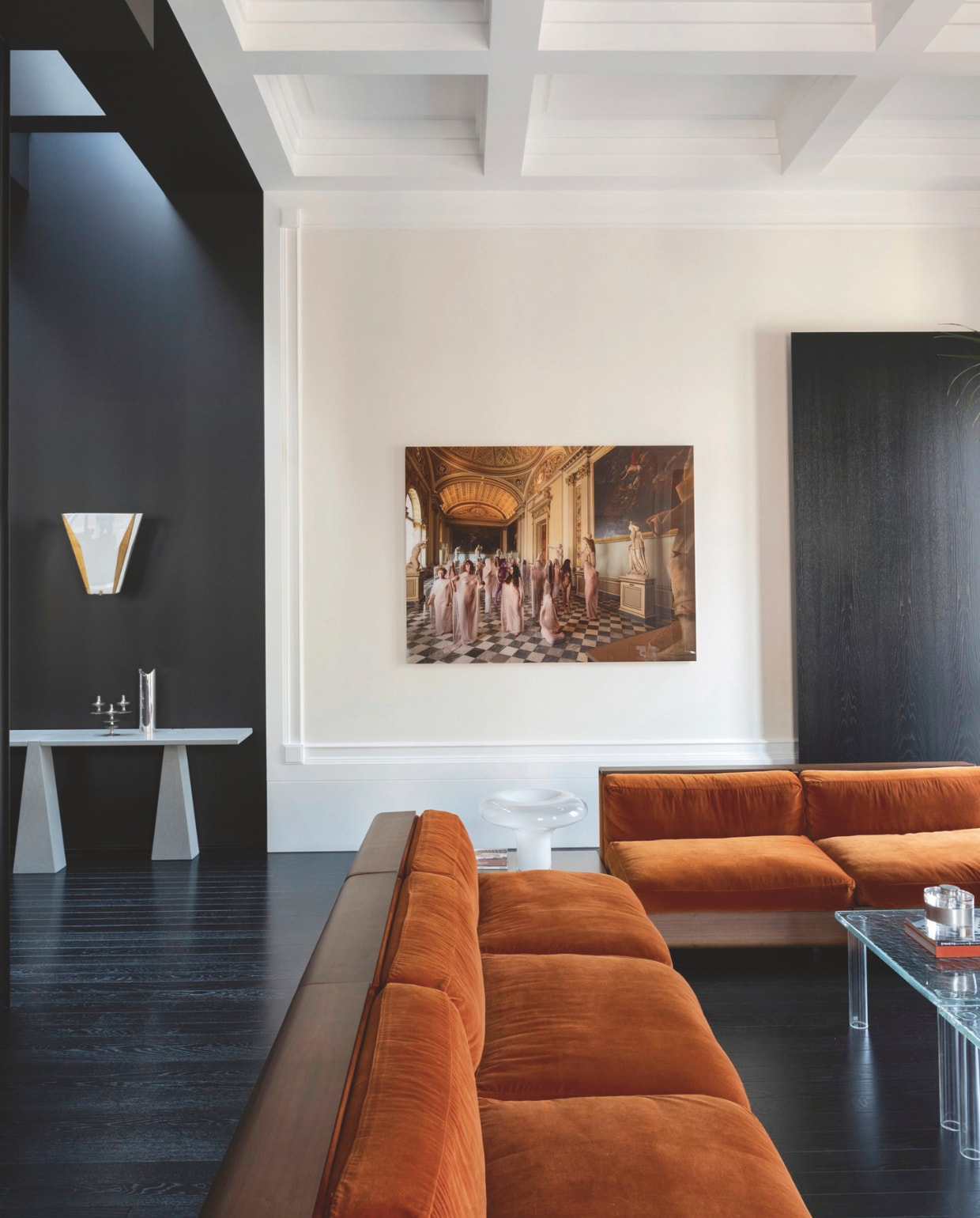 Bank van Roberto Monsani voor Acerbis. Glazen lamp Lesbo van Mangiarotti voor Artemide. Salontafels van Ronan en Erwan Bouroullec voor Glas Italia. Kunstwerk vb84.044 van Vanessa Beecroft. Zandstenen dressoir van Mangiarotti met vintage objecten van Massimo Caiafa Design. Messing wandlampen uit een hotel in Napels. Stijlvol Wonen 10-2025 | fotografie Nathalie Krag | tekstbewerking Tanne Donjacour Gielen