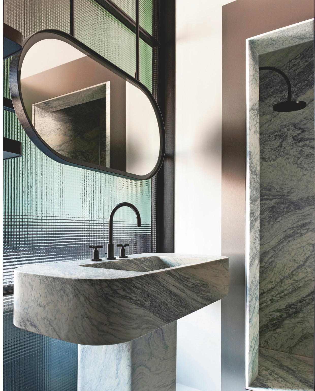 Op maat gemaakte spiegel en wastafel in Cipollino marmer, beide een ontwerp van Studio dell’Uva. Kranen Dornbracht. Stijlvol Wonen 10-2025 | fotografie Nathalie Krag | tekstbewerking Tanne Donjacour Gielen