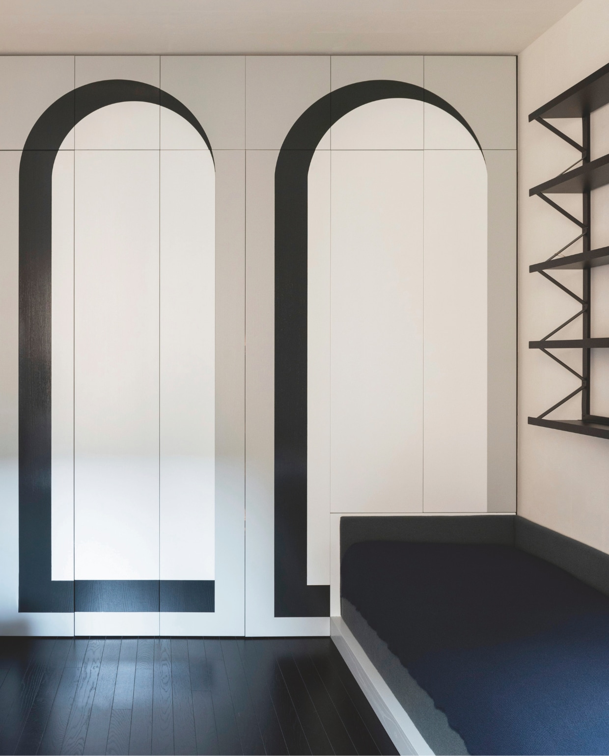 Maatwerk kasten die doen denken aan de dubbele boog in de hal. Ontworpen door Studio dell’Uva. Stijlvol Wonen 10-2025 | fotografie Nathalie Krag | tekstbewerking Tanne Donjacour Gielen