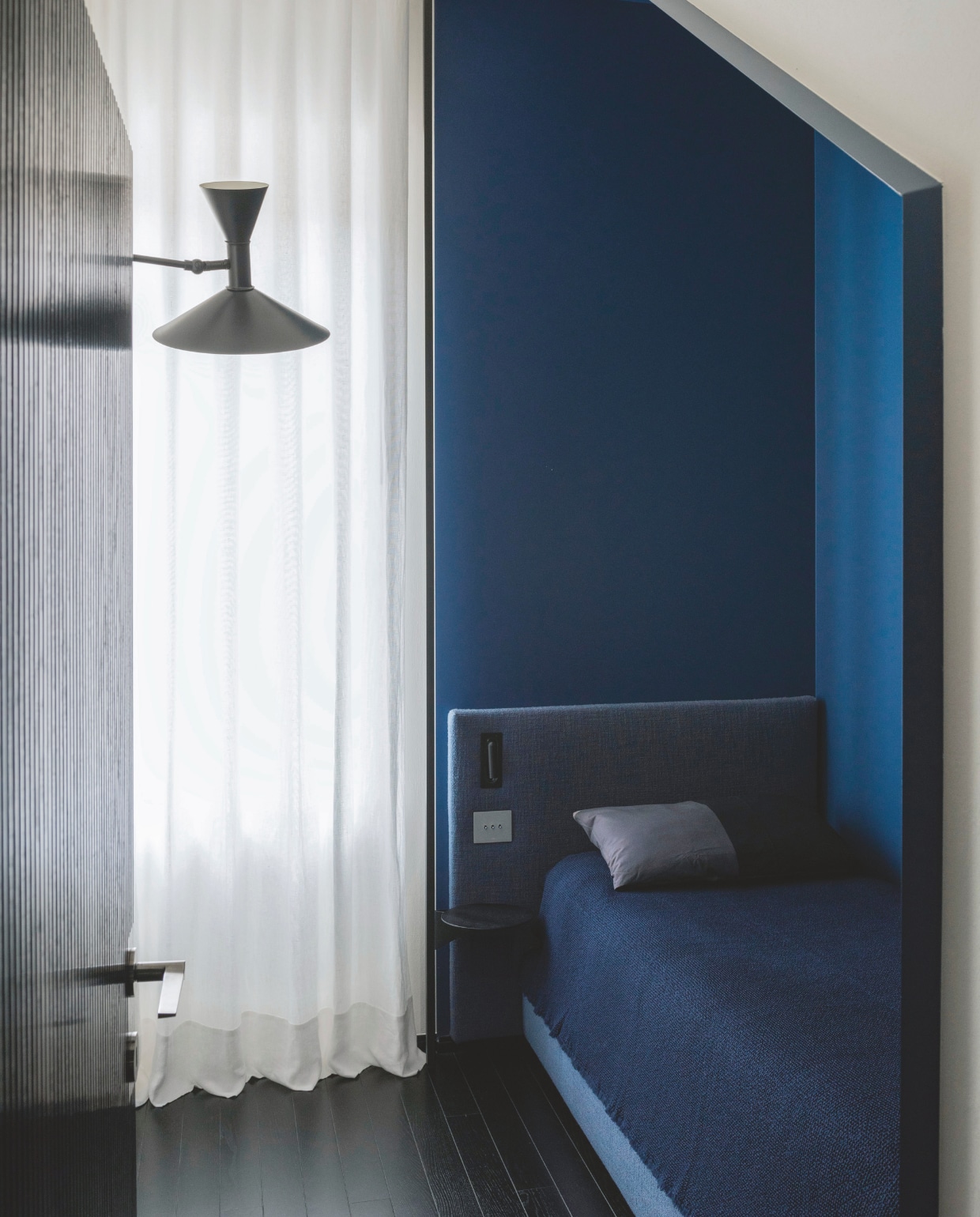 Op maat gemaakt bed Studio dell’Uva. Bedlinnen Society Limonta. Lamp Nemo van Le Corbusier. Stijlvol Wonen 10-2025 | fotografie Nathalie Krag | tekstbewerking Tanne Donjacour Gielen