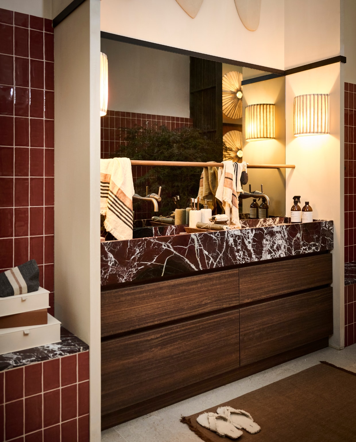 Verf op latten Graphite CC002, muurverf Calce CC011 en Palazzo CC049 Calcare Italia (Carte Colori). Wandtegels Pradolongo Garnet Brillo (Heritage via Ton Scholten). Muurtegels Icon Sand heel en Icon Sand hoek, vloertegels Limestone Cream, beige bad, badkraan Cone, douchekop Cone, douchethermostaat Cone, doucheomsteller Cone, badbrug Wood (Decor Walther), onderkast Koper Eiken op maat (Sanibell), wastafel Rosso Levanto op maat (Grillo), marmeren plateau M, marmeren blad Rosso Levanto (Grillo) en spiegel op maat (AGC) allemaal via Ton Scholten. Muurlamp The Baco Abaca en Baco Abaca fibre (Couvaloup). Zeepjes, wierook en jurk (Sukha). Wandrekken op maat en houten steunen (Combitex). Grote bijzettafel Minimez L en kleine bijzettafel Minimez M (Janice Jill). Meditatiebundel, zeep Le Botaniste by Orris, riem, schoonmaakproducten Attirecare, wierook Palo Santo en wierookhouder by Annemiek Boot (Atelier Sukha). Slippers linnen, stenen beker, zeeppomp, knoppen, vloerkleed wol en katoen, spons, opbergbox, wierook en zwarte steen (Zara Home). Muurdecoratie Totems 3D en Totems (Atelier de Rijk). Plantenpot Moya M by Domani (Piet Boon). Boom roze Acer en planten (Nieuwkoop Europe). Stenen in bloempotten Yellow Sun Marble (Splitkorrel). Muurdecoratie Zwam 2-delig, roze mini zwamvorm en koraalvorm op steen (Elsa Visser). Gestreepte plaid Luc, wit gestreepte handdoek The Belgian Towel Inyo, wit gestreepte gastendoek The Belgian Towel Inyo, grijs gestreepte gastendoek The Belgian Towel Black Stripe, etui Luc en loper (Libeco). Strijkijzersnoer zwart linnen, light fitting zwart kunststof E27, ledlamp goud A60 en ledlamp goud G80 (Kynda Light). Wierookhouder met twee gaten (LaNena). Bruine stenen bol (Flinke Vintage). Bruin klein vaasje en bruine bakjes (Sandra van Riet). Kunstwerken Ripple (Boketo.art). vtwonen beurs 2024 | styling Liza Wassenaar | fotografie Sjoerd Eickmans