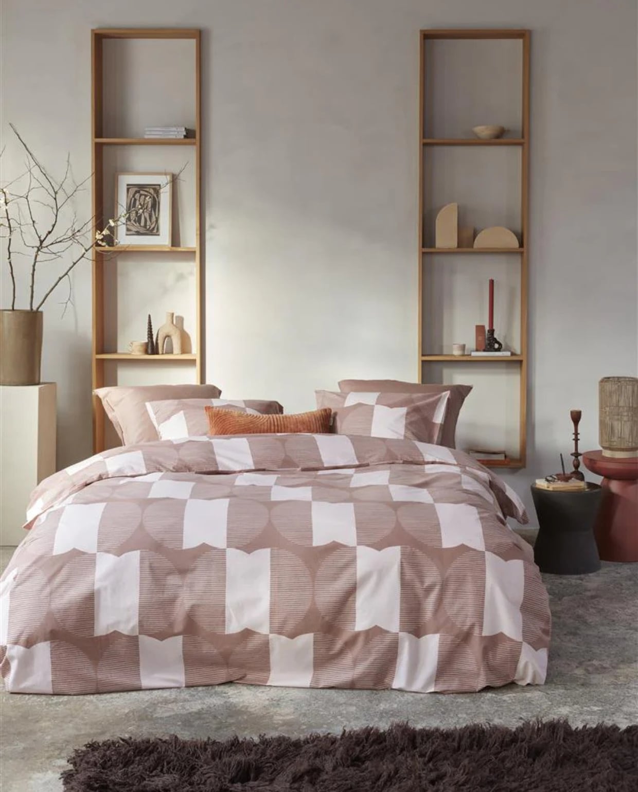 vtwonen dekbedovertrek Check Mate, katoen, steenrood, 240x200/220 cm (lxb) € 99,95 (shop.vtwonen.nl). vtwonen