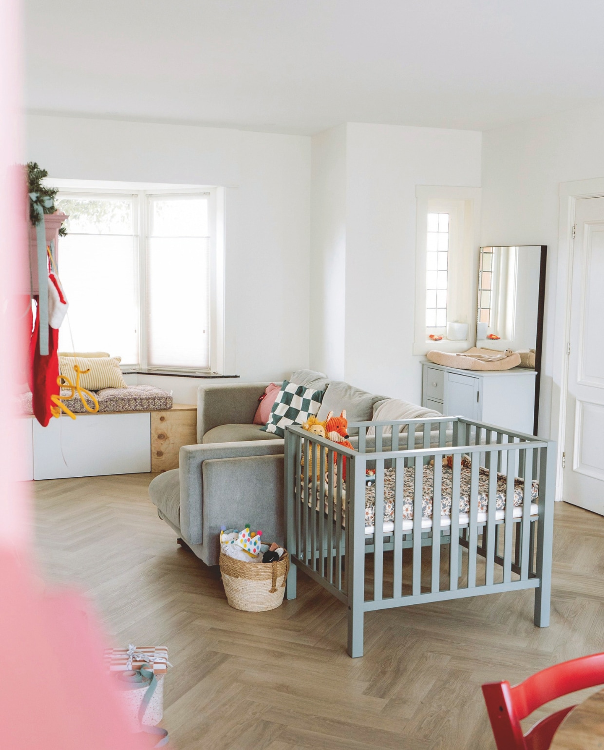 Bank geleend van een vriendin. Kussens Stoov, Karwei en Kwantum. Mand Onstock. Houten bank met opbergruimte zelfgemaakt. vtwonen 11-2025 | styling Sanne Ketelaar | fotografie Stories By Chriske  | tekst Merel van der Lande