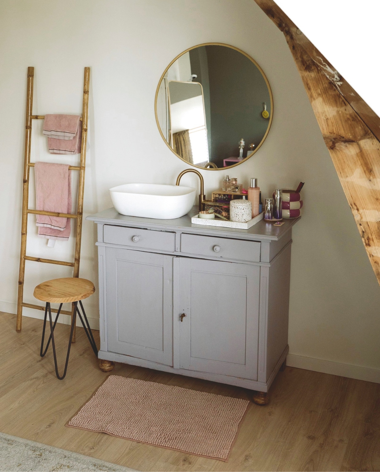 Ladder, kruk en spiegel Loods5. Handdoeken en badmat Ikea. Badkamermeubel zelfgemaakt. Wastafel en kraan sanitairkamer.nl. Bruin-wit potje Onstock. vtwonen 11-2025 | styling Sanne Ketelaar | fotografie Stories By Chriske  | tekst Merel van der Lande