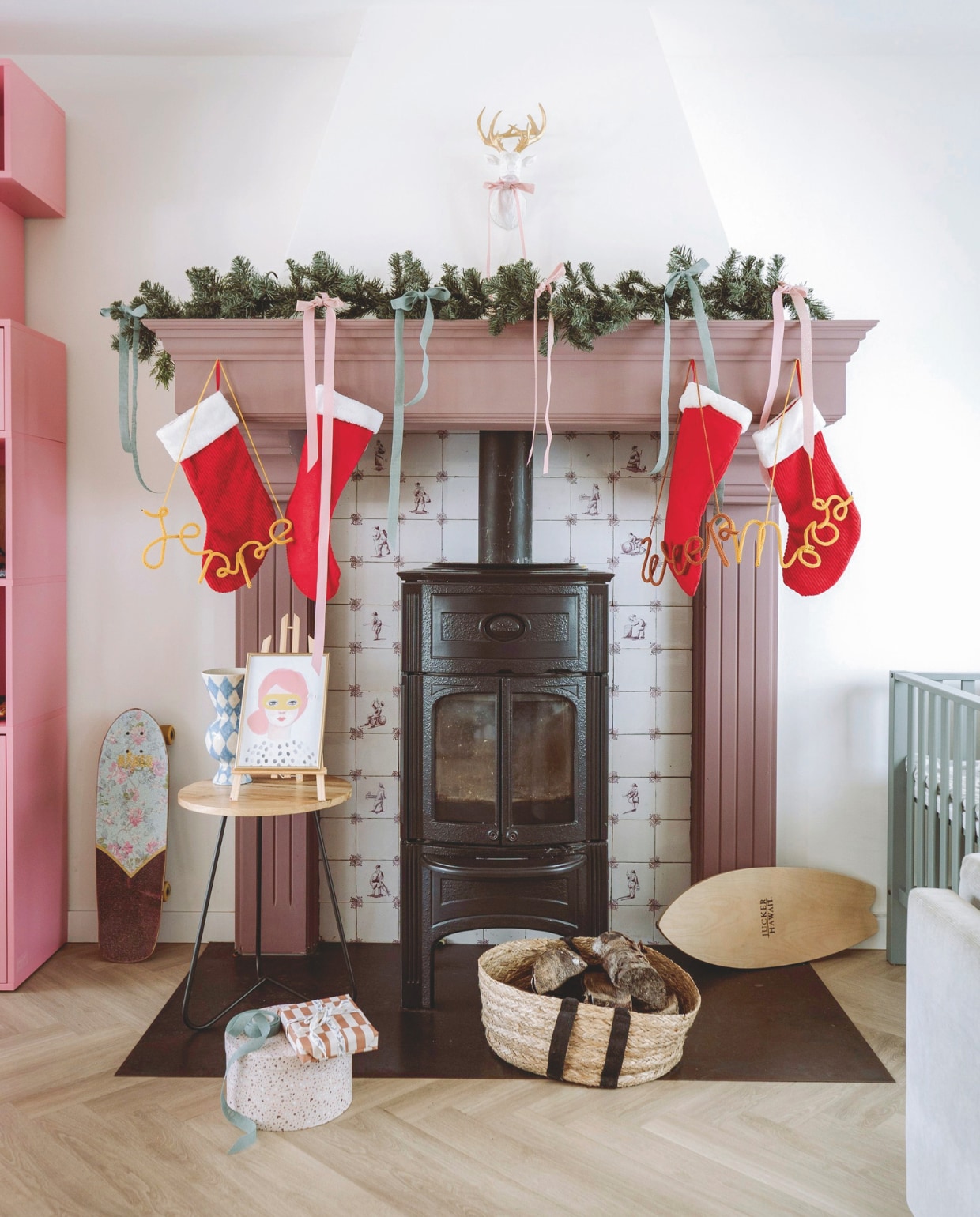 Schouwkleur Aubergine van Painting the Past. Tegels en kachel origineel uit het huis. Skateboard Naked. Tafeltje Xenos. Schilderij meisje op ezel Pietenkees. Blauwe vaas &Klevering. Mand en rendier Onstock. Namen Jibbejebba. vtwonen 11-2025 | styling Sanne Ketelaar | fotografie Stories By Chriske