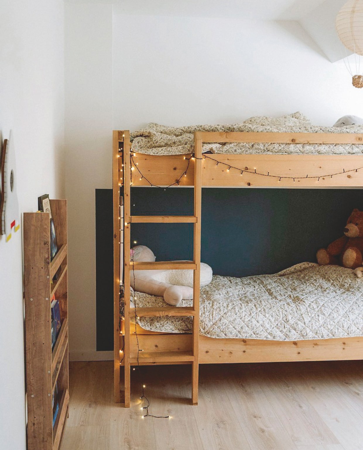 Bed en boekenrek Marktplaats. Beddengoed Hema. vtwonen 11-2025 | styling Sanne Ketelaar | fotografie Stories By Chriske  | tekst Merel van der Lande