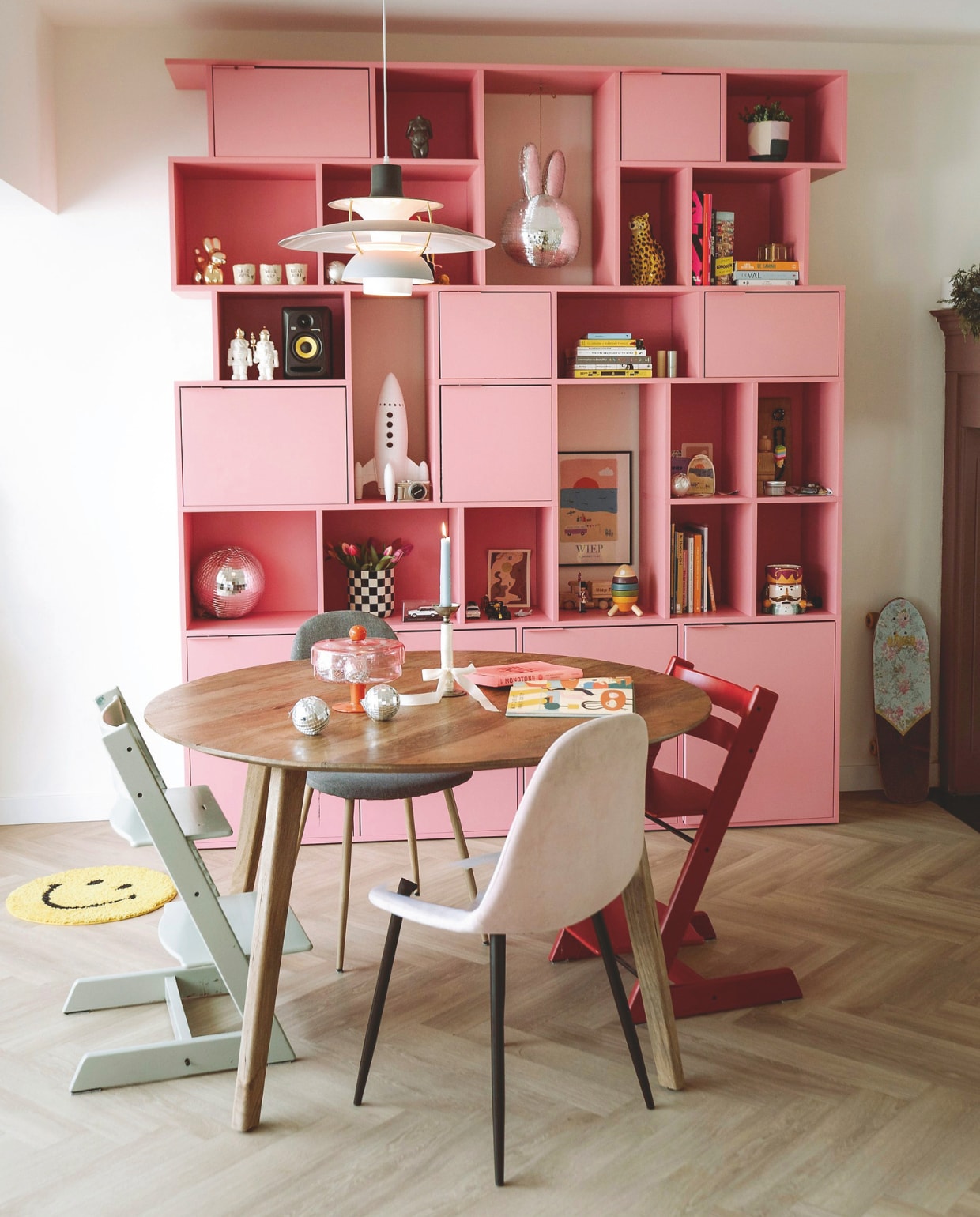 Tafel Giga Meubel. Lamp Louis Poulsen. Koektrommel &Klevering. Stoelen Kwantum en Tripp Trapp van Stokke. Kast Tylko. Raket Jotex. Nijntje discobal Hema. Schenkkan panter vintage. Stenen kaarsenhouder met geboortekaartje van Wiep Atelier Eilandkind. Beeld buik Bellysisters. Beeld konijn Xenos. Geboortekaartjeposter Studio Fritsy. Discobal HKliving. Zwart-wit geblokt vaasje Onstock. Vloer Parva River Oak van Mflor. Vloerkleed smiley Solow. vtwonen 11-2025 | styling Sanne Ketelaar | fotografie Stories By Chriske  | tekst Merel van der Lande