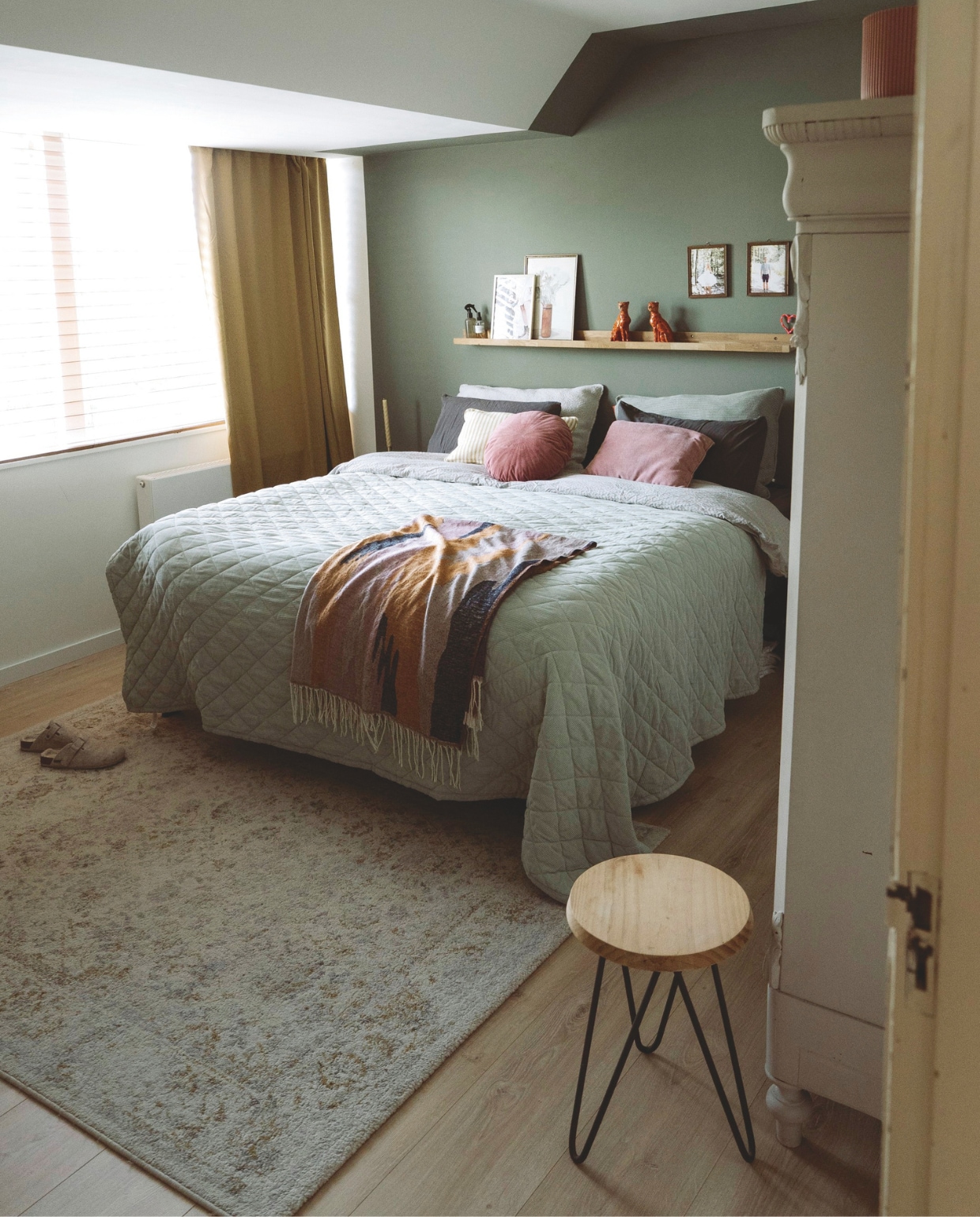 Gordijnen Ikea. Raambekleding Veneta. Kleur op de muur Karwei (kleur onbekend). Plank boven het bed vtwonen. Beeldjes HKliving. Kussens Stoov. Kleed op bed Sissy-Boy. Sprei Beterbed. Vloerkleed Wehkamp. Kruk Loods5. vtwonen 11-2025 | styling Sanne Ketelaar | fotografie Stories By Chriske  | tekst Merel van der Lande