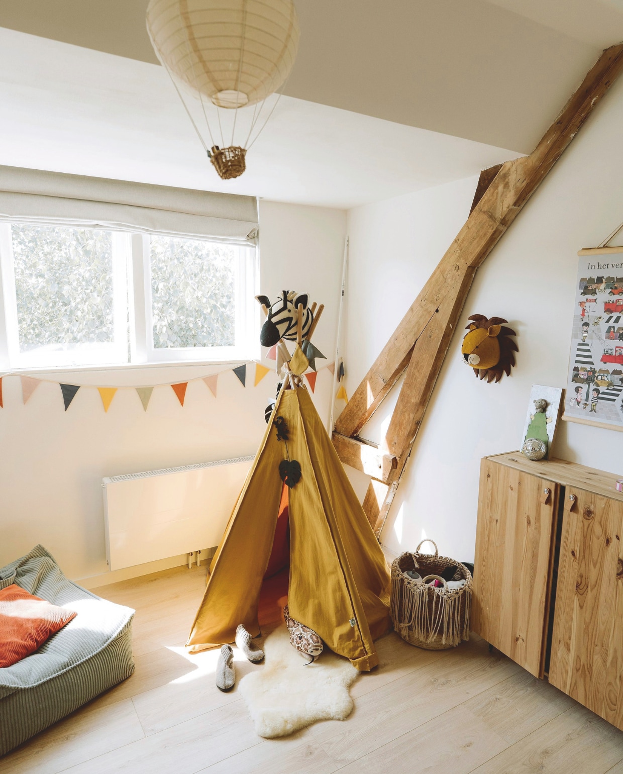 Tipi Roommate via Lieffeling. Kastje Ikea. Vlaggetjes Petit Amélie. Lamp Jotex. Schapenvacht schapenvacht.shop. Raambekleding Veneta. vtwonen 11-2025 | styling Sanne Ketelaar | fotografie Stories By Chriske  | tekst Merel van der Lande