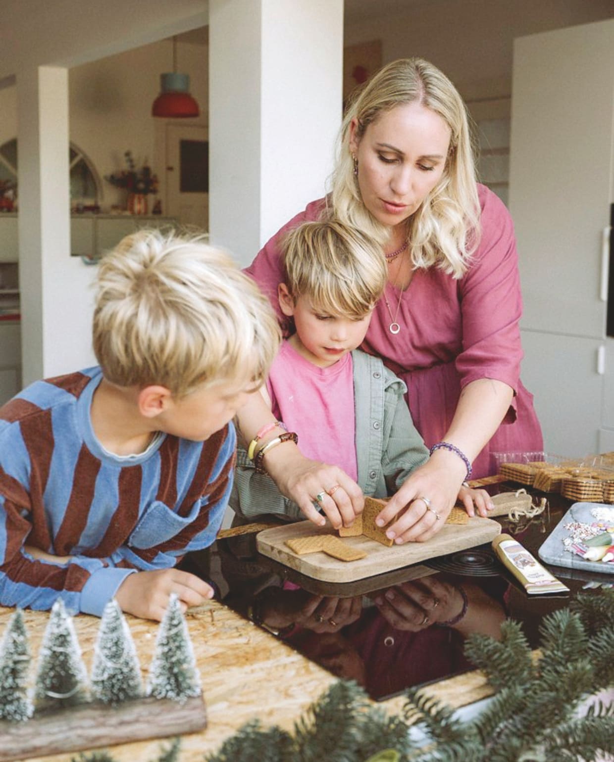 Koekjes versieren staat standaard op het programma met kerst. vtwonen 11-2025 | styling Sanne Ketelaar | fotografie Stories By Chriske  | tekst Merel van der Lande