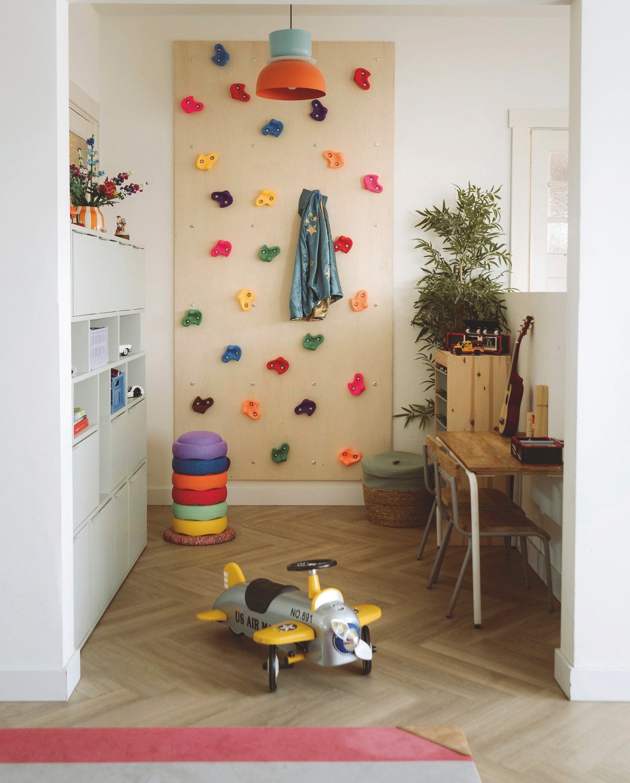 Kast Tylko. Cape Le Petit Souk. Klimwand zelfgemaakt. Stapstenen Stapelstein. Bloemen Lego. Tafeltje Kidsdepot. Vliegtuig kringloop. Mand Leenbakker. vtwonen 11-2025 | styling Sanne Ketelaar | fotografie Stories By Chriske